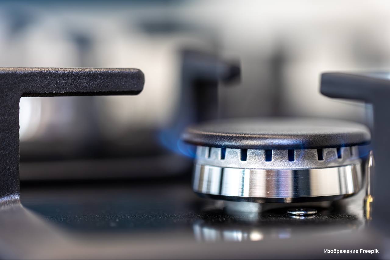 Газовщикам могут разрешить беспрепятственно заходить в квартиры Соответствующий законопроект был принят Госдумой в первом чтении 26 февраля Сейчас документ дорабатывается ко второму чтению при участии федеральных органов власти регионов и экспертного сообщества отметил зампред комитета Госдумы по строительству и ЖКХ Сергей Колунов Парламентарий уточнил что на практике газовщики в случае отказа жильцов пустить их в квартиру будут обращаться в суд В течение 12 дней суд будет выносить решение на основе которого газовщики совместно с полицией или ФССП снова придут в квартиру но уже с правом беспрепятственного попадания внутрь Данная инициатива была разработана для обеспечения безопасности граждан РФ С 2019 года по данным МЧС У нас идет рост как взрывов газа так и погибших и пострадавших от них По данным собранным в период с июля 2024 по июль 2025 года в результате взрывов бытового газа в России погибло 73 человека еще 187 человек пострадали Трагичная статистика вывод из которой только один работать на предупреждение отметил Колунов Подписывайся на наш канал в Максе