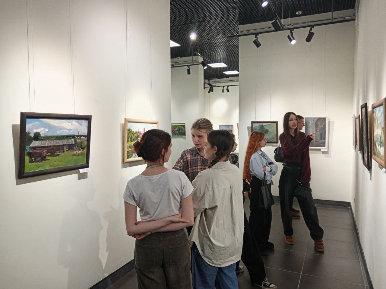 В выставочном зале Музея диорамы открылась выставка по итогам XI Всероссийского студенческого пленэра Пленэр посвященный 300 летию со дня образования Воронежской губернии проходил в Бутурлиновском районе летом 2025 года Художники на полотнах запечатлели местные достопримечательности раскрывая по новому их затаенную красоту В работе приняли участие студенты и преподаватели из Московского художественного института им В И Сурикова Санкт Петербургской академии художеств имени Ильи Репина Донецкого художественного колледжа а также худучилищ Пензы Саратова Ростова на Дону и Воронежа Успешная работа пленэра состоялась благодаря поддержке Министерства культуры Воронежской области Российской академии художеств Воронежского художественного училища им Н Н Ге и администрации Бутурлиновского района В экспозиции представлено более 60 работ дышащие свежестью полей пейзажи и натюрморты полные тихой гармонии Особое место на выставке занимают портреты ветеранов Великой Отечественной войны и бойцов СВО исполненные с чувством глубокого уважения и благодарности к героям Все работы переданы в дар Воронежской области На открытии выставки выступило множество почетных гостей среди которых была Алена Сергеева начальник отдела Министерства культуры Воронежской области отметившая важность проведения данного ежегодного мероприятия Экспозиция в выставочном зале на Кирова 8 будет работать до 18 ноября Успейте посетить