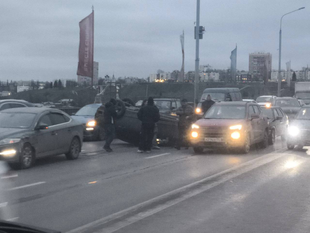 Легковушка перевернулась в начале Канавинского моста в заречной части города. К счастью, в аварии никто не пострадал.   Движение полностью встало от Речного вокзала до съезда с моста.   Прислать новость