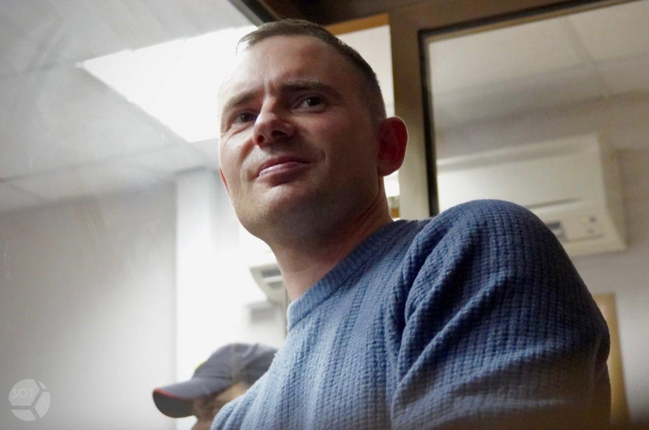 Суд оставил в СИЗО зампреда Яблока Максима Круглова Могорсуд оставил в силе решение Замоскворецкого суда Москвы о заключении в СИЗО зампреда Яблока Максима Круглова передает наш корреспондент в суде Поддержать коллегу в суде пришли глава Яблока Николай Рыбаков а также руководитель партии Рассвет Екатерина Дунцова и экс депутат Мосгордумы Михаил Тимонов Адвокат Наталия Тихонова просила отменить постановление об аресте указав на несоответствия и неточности в тексте в том числе с указанием о некоем тяжком коррупционном преступлении Сам Круглов также отметил ошибки постановления Черемушкинского суда Москвы постановление об избрании меры пресечения названо о продлении меры пресечения а также то его обвиняют тяжкой коррупции в деле о военных фейках Круглов обратил внимание суда что у него изъяли загранпаспорт и он при всем желании не сможет покинуть страну из под домашнего ареста У меня ученая степень я преподаю в университете Я занимаю должность заместителя председателя в партии Яблоко Я женат у меня есть дочь Я не собираюсь скрываться и мешать следствию Ровно наоборот отметил политик Заместителя председателя партии Яблоко Максима Круглова задержали в Петербурге по обвинению в распространении фейков об армии 1 октября Поводом стали два поста в его телеграм канале Наказание по этой статье предусматривает до 10 лет лишения свободы Фото архив SOTAvision