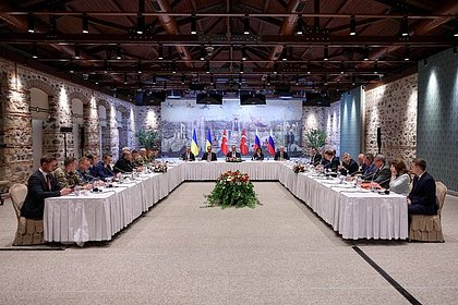 В Госдепе не захотели затягивания конфликта на Украине на месяцы и годы Переговорный процесс по урегулированию конфликта на Украине не будет продолжаться «месяцами или годами», заявила представитель Госдепартамента Тэмми Брюс. Такую уверенность она выразила в эфире Fox NewsОна подчеркнула, что у Вашингтона «есть стандарты и ориентиры того, что должно произойти», поэтому урегулирование не должно стать «вопросом долгого времени». По словам Брюс, сейчас «каждый день имеет значение». В этом же интервью Брюс отметила, что у США есть свои требования по урегулированию конфликта на Украине, но решения должны принимать непосредственно Москва и Киев. «Это действительно будет зависеть от них», — подчеркнула она.