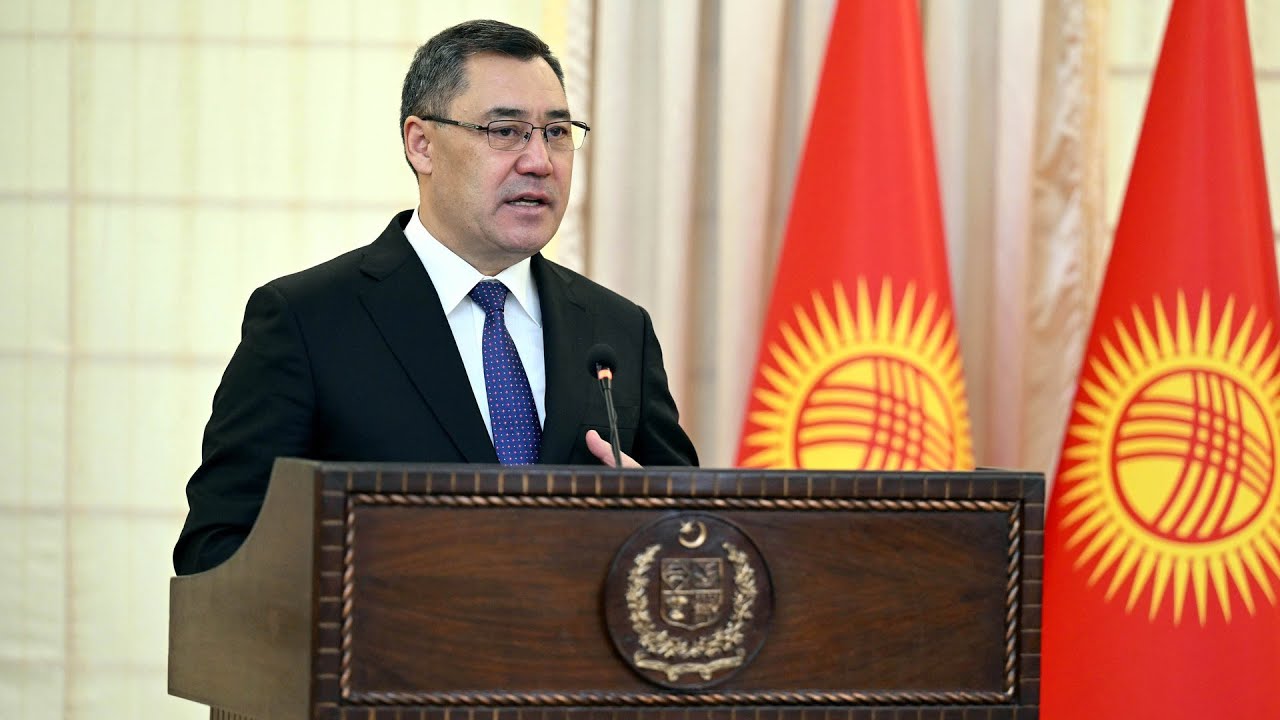 Сегодня день рождения президента КР Садыра Жапарова Он получил поздравления с днём рождения от лидеров стран соседей и партнёров региона В телеграммах и посланиях они отметили позитивную динамику сотрудничества с Кыргызстаном и пожелали здоровья и успехов в государственной деятельности Поздравления направили Си Цзиньпин Владимир Путин Касым Жомарт Токаев Шавкат Мирзиёев Эмомали Рахмон Александр Лукашенко и Сердар Бердымухамедов