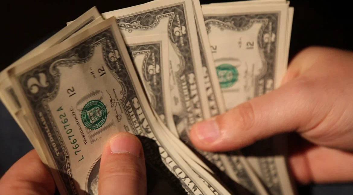 Госдеп США при Байдене, несмотря на серьёзные события в мире, умудрился потратить более 1,2 млн долларов на ремонт бассейнов в своих диппредставительствах, пишет New York Post со ссылкой на сенатора-республиканца Джони Эрнст Оснащали и ремонтировали бассейны в американских диппредставительствах в России, Гаити, Ираке, Судане, Зимбабве, Гане и Индонезии. Особенно впечатляют потраченные 444 тыс. долларов на систему осушения воздуха в бассейне посольства в Багдаде. Царьград.ТВ — Не боимся говорить правду Подпишись