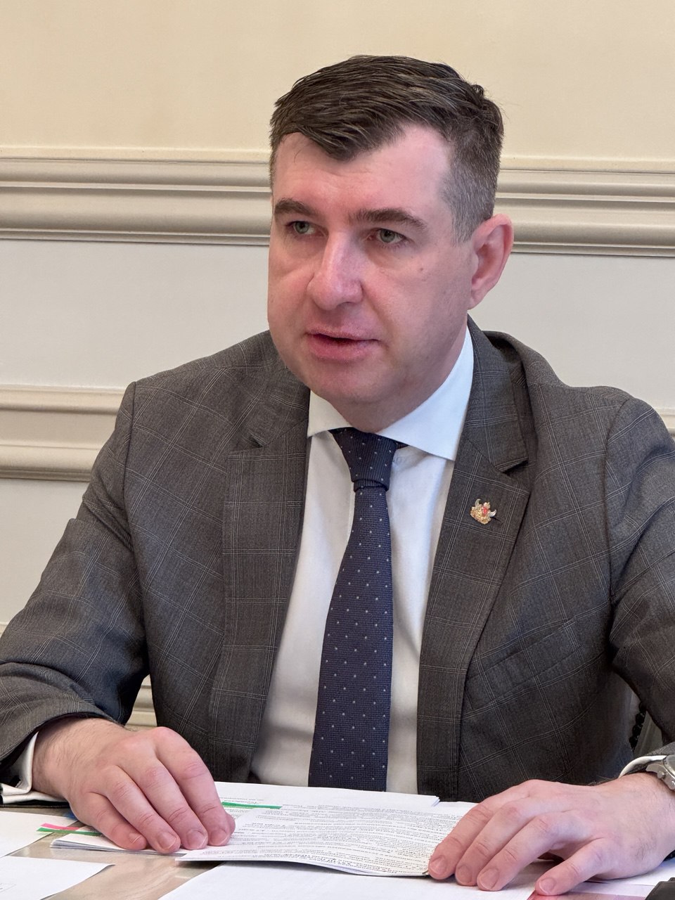 В Воронежскую область заходят четыре инвестора с суммарными инвестициями 10,5 млрд рублей  На пресс-конференции по итогам ПМЭФ первый зампред правительства региона Данил Кустов сообщил о скором появлении в Воронежской области новых компаний-инвесторов. Подробности проектов пока не раскрываются из-за переговорной конфиденциальности, но уже известны направления и объёмы инвестиций.    Планируется строительство комплекса по утилизации отходов животноводческого производства с объёмом инвестиций 1,4 млрд рублей. Это полностью новая компания для региона, и проект позволит сформировать замкнутый кластер по переработке и утилизации отходов, что особенно актуально на фоне динамичного развития животноводства в области.    Появится производство упаковки из полимерных материалов с инвестициями порядка 4 млрд рублей. Это также новая компания-инвестор, которая обеспечит регион современными упаковочными решениями.    Планируется строительство производства технических средств реабилитации на металлокаркасе. Проект оценивается в 1,2 млрд рублей.     В регионе появится зерноперерабатывающий комплекс с объёмом инвестиций 3,9 млрд рублей. Кустов отметил, что область давно нуждается в проектах глубокой переработки сельхозпродукции, и новый инвестор позволит реализовать этот потенциал.  Данил Кустов добавил, что названия компаний будут разглашены после встреч с губернатором Воронежской области Александром Гусевым.