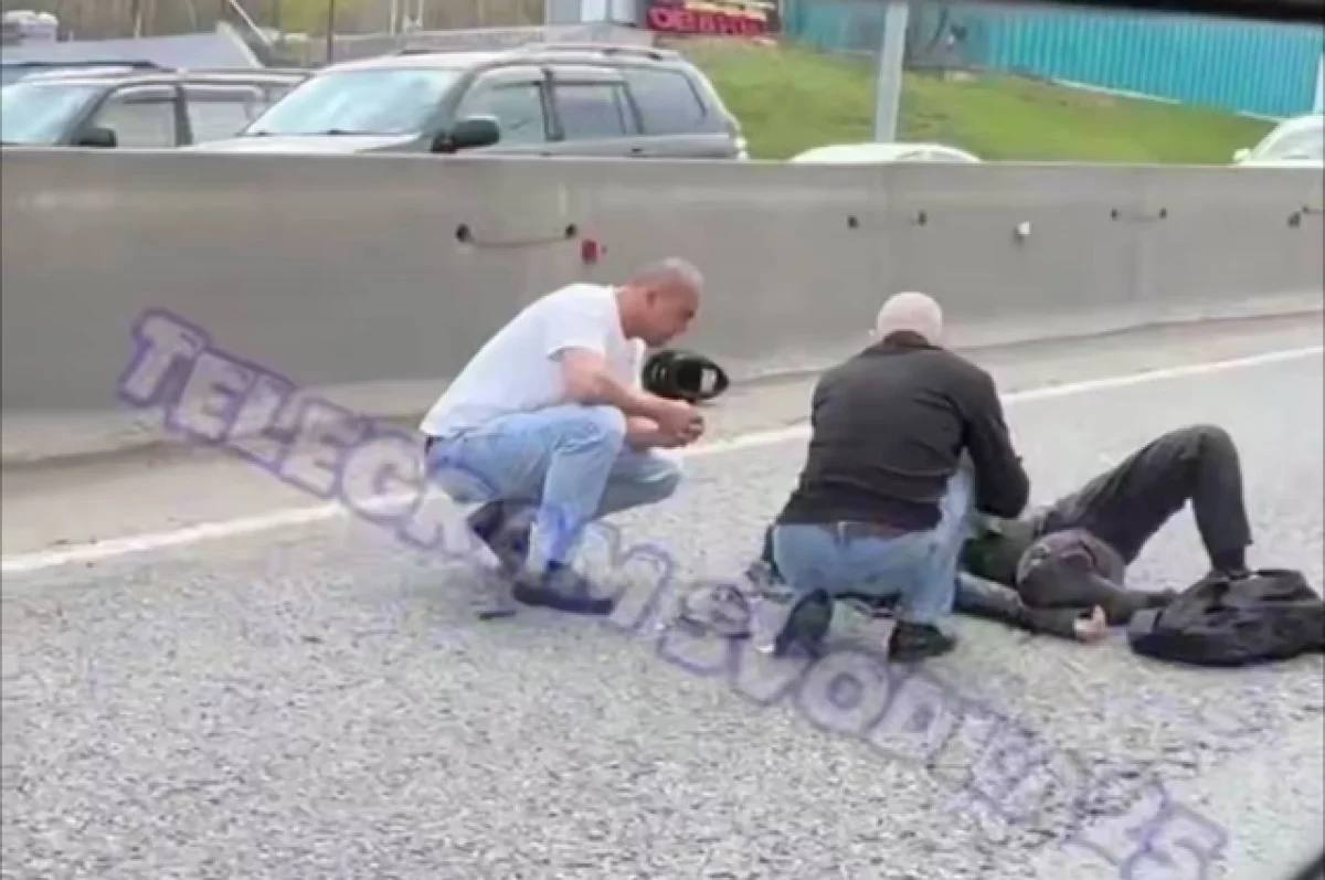 Во Владивостоке на Седанке мотоциклист разбился по дороге в город На Седанке в сторону Владивостока разбился мотоциклист. Человека, получившего травмы, унесли на носилках в автомобиль бригады скорой помощи. На кадрах, заснятых очевидцами видно, что мужчина получил серьезные травмы в результате ДТП. У водителя мотоцикла открытый перелом и лопнула артерия. Подробнее в «АиФ - Приморье»