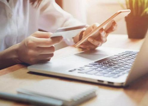 Правительство Узбекистана поднимет ставку налога на прибыль для маркетплейсов С 1 января 2026 года налог для предпринимателей работающих в сфере электронной коммерции вырастет с 10 до 15 говорится в бюджетном послании на 2026 2028 годы Повышение коснётся всех бизнесов торгующих товарами или оказывающих услуги через маркетплейсы и другие онлайн площадки Это станет уже вторым ростом ставки за год в начале 2025 го она увеличилась с 7 5 до 10 Одновременно повышается налог с оборота с 3 до 4 В послании также предусмотрено введение нулевой ставки НДС для производителей сельхозпродукции но льгота будет действовать только при продаже выращенных фермерскими хозяйствами фруктов и овощей Подробнее на нашем сайте Актуальные новости из Центральной Азии fergananews