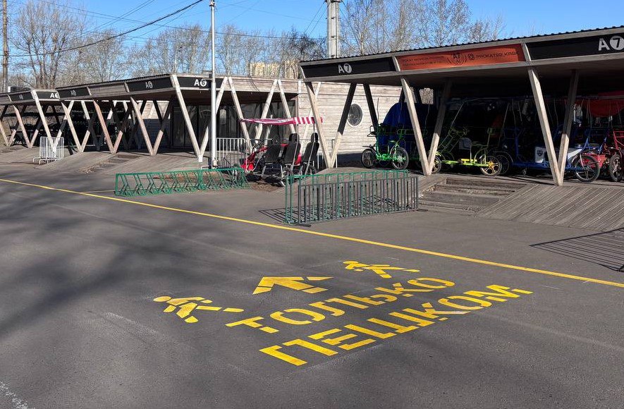 На территории острова Татышев в Красноярске ввели ряд нововведений для безопасности и комфорта посетителей Дирекции Татышев-парка удалось договориться с пунктами проката о необходимости исключения из аренды электросамокатов как спортивного инвентаря. Красноярцам, которые приняли решение приехать на остров на электросамокате, настоятельно рекомендуют оставить взятые в аренду СИМ на парковке и не использовать на дорожках парка. Кроме того, внесены изменения в разметку. Участок от центрального до восточного перекрёстка стал пешеходной зоной. В ближайшее время здесь обустроят дорожные неровности и обеспечат световое обозначение перекрёстков в темное время суток. Фото: Татышев-парк