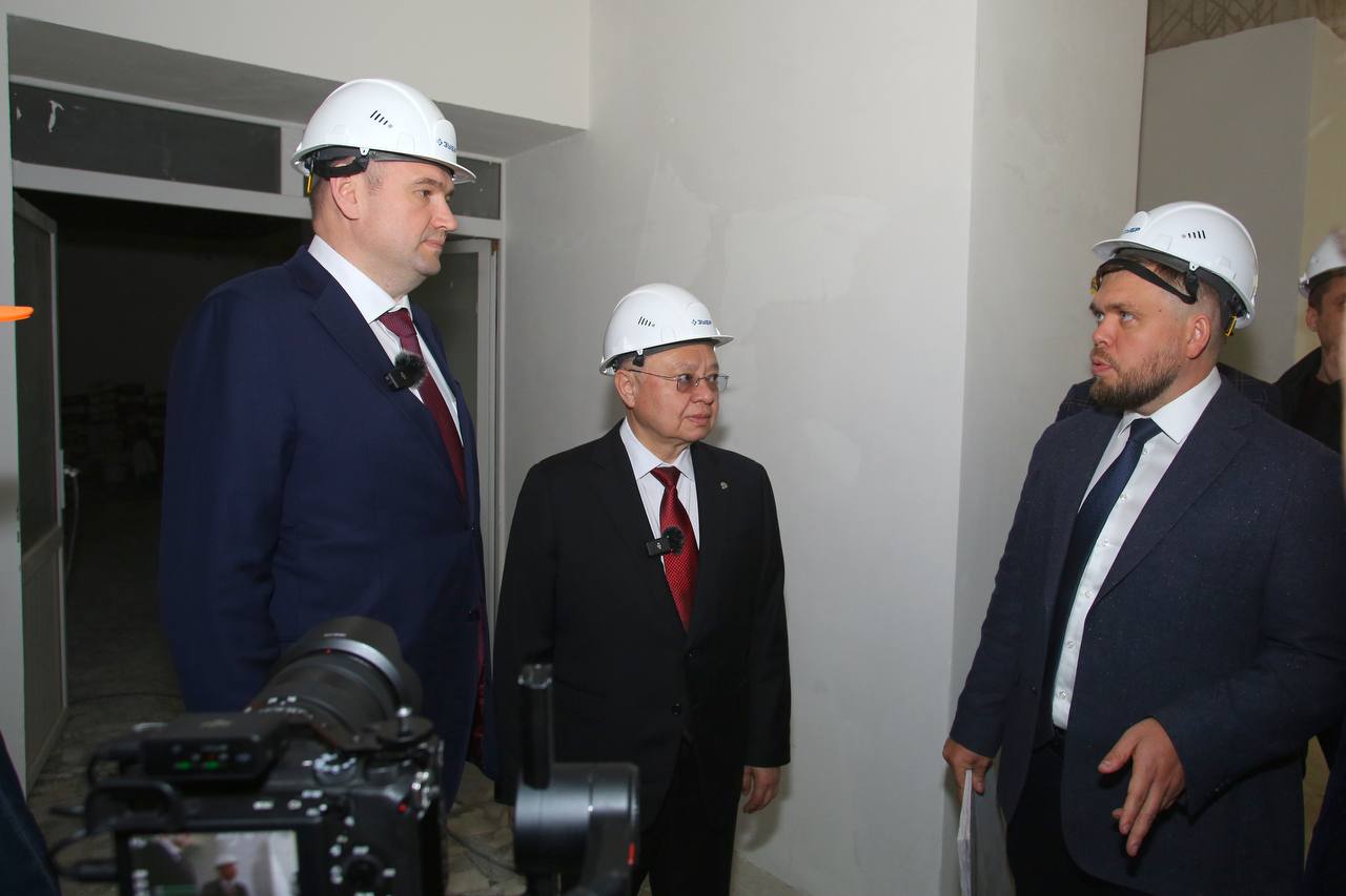 Сегодня в Орске работали с Министром строительства и жилищно-коммунального хозяйства РФ Иреком Энваровичем Файзуллиным. На повестке – вопросы, связанные с восстановлением города после паводка-2024. Приоритетная тема – строительство нового жилья для пострадавших от стихии орчан. В микрорайоне «Звездный» сданы в эксплуатацию 182 объекта – индивидуальные жилые дома и дуплексы. Орчане уже заселяются в новые дома. В первый мой приезд в Орск у жителей микрорайона был вопрос по завозу земли на придомовые участки – его решили. Сейчас специалисты проводят работы по асфальтированию и благоустройству территории. Продолжается строительство 12-этажного дома на улице Пацаева на 382 квартиры. Первые две секции дома уже готовы, идет внутренняя отделка. Запланированный срок сдачи первой секции – конец июня. С Иреком Энваровичем посетили социально важные объекты, которые пострадали в паводок. Здание дошкольной группы школы № 24 уже восстановлено, учреждение работает. Продолжается восстановление основного корпуса школы, а также поликлиники на улице Льва Толстого. В парке Строителей и саду Шевченко работы завершены. Ирек Энварович отметил, что первоочередные задачи по восстановлению инфраструктуры после паводка решены. Но самое главное – люди получают всю необходимую помощь: произведены федеральные выплаты, приняты эффективные региональные меры, построено новое жилье и продолжается восстановление значимых для горожан объектов. До полного завершения работ все вопросы остаются на контроле федерального центра.