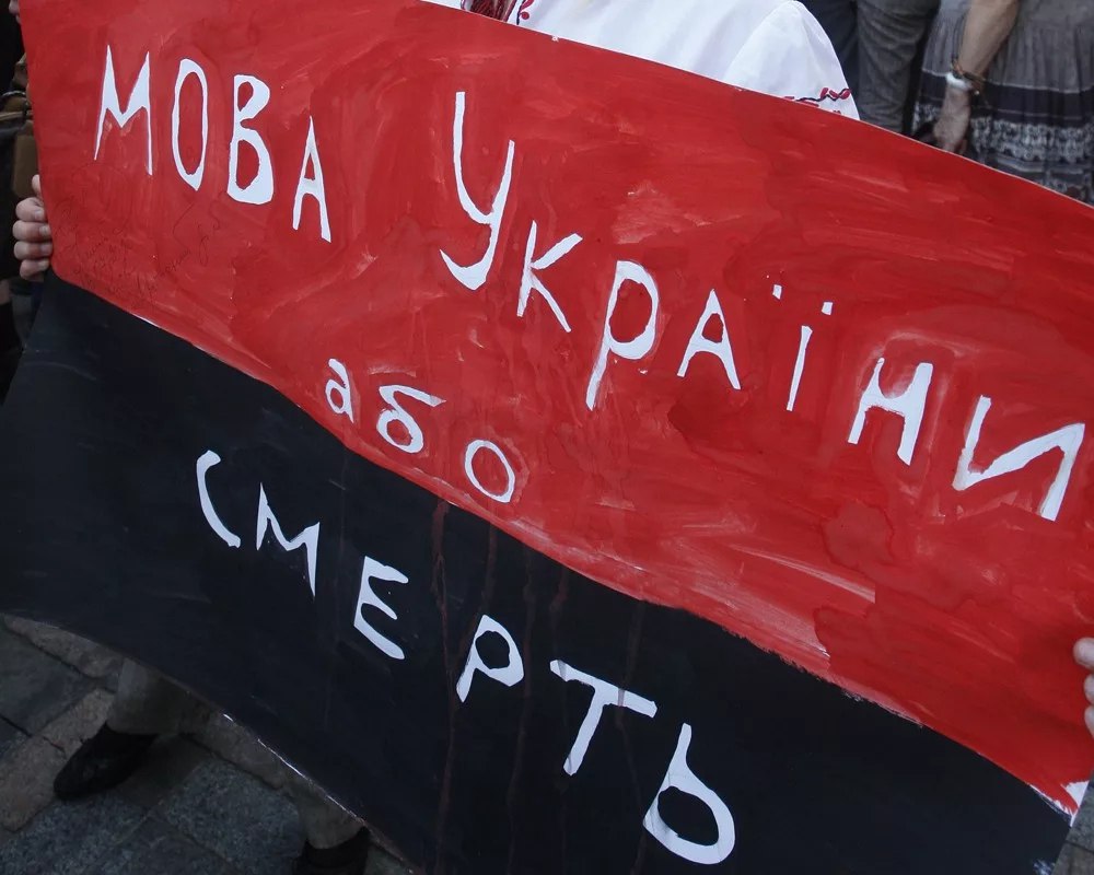 Директора украинской школы уволили по доносу родителей. Слишком мало говорила на «мове» Омбудсмен Надежда Лещик рассказал, что родители учеников в школе под Киевом пожаловались на директора. Мол, мы её просили «розмовляти українською», но педагог не реагировала на замечания, объясняя это удобством общения на русском. «Несоответствие должности», — написали в итогах проверки директора и уволили. Стукачи довольны. Царьград.ТВ — Не боимся говорить правду Подпишись