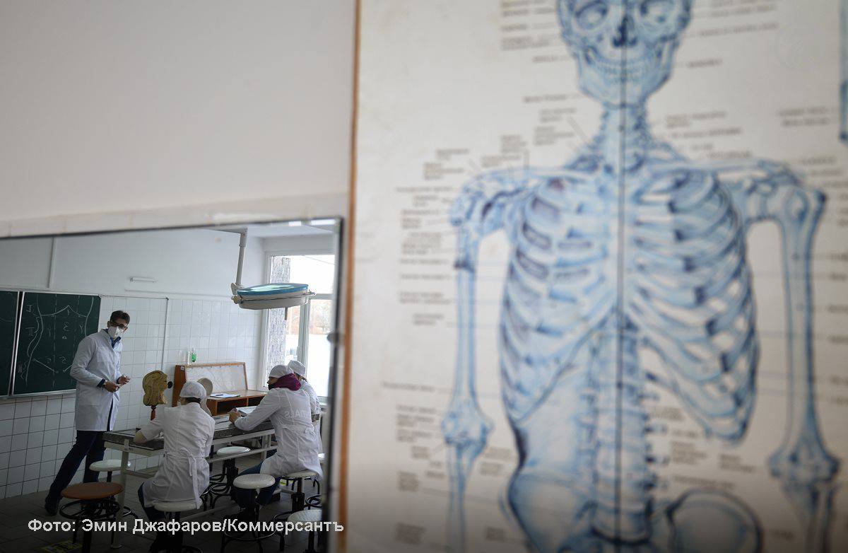 Ъ стали известны подробности реализации нового закона об обязательном трудоустройстве выпускников медвузов Согласно подзаконным актам Минздрава максимальный срок три года работы под руководством врача наставника установлен лишь для некоторых медицинских специальностей К ним относятся например несколько видов хирургии онкология а также неонатология В большинстве же случаев выпускникам придется работать не так долго а еще меньше тем кто выбрал для обязательного трудоустройства сельскую местность малые города или новые регионы Более того от работы с наставником полностью освобождены фармацевты и специалисты ряда редких медицинских направлений Наставником может стать врач со стажем от пяти лет по аналогичной специальности Процесс наставничества будет оплачиваться и оформляться официально Ъузнал