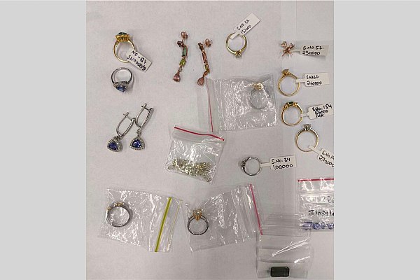 Драгоценности на 9 4 млн рублей обнаружили шереметьевские таможенники у пассажира из Индии Шереметьевские таможенники обнаружили более тысячи ювелирных изделий и драгоценных камней на 9 4 млн рублей у пассажира прибывшего из Индии Об этом сообщает AVIV RU со ссылкой на данные пресс службы Федеральной таможенной службы России Более тысячи ювелирных изделий бриллиантов и самоцветов стоимостью 9 4 млн рублей обнаружили шереметьевские таможенники у иностранца прибывшего из Индии отмечается в сообщении ФТС России Инспекторы остановили 43 летнего мужчину на зеленом коридоре для выборочного контроля В карманах брюк у него находились кольца серьги и разноцветные камни в небольших zip пакетах aviaru net n289822