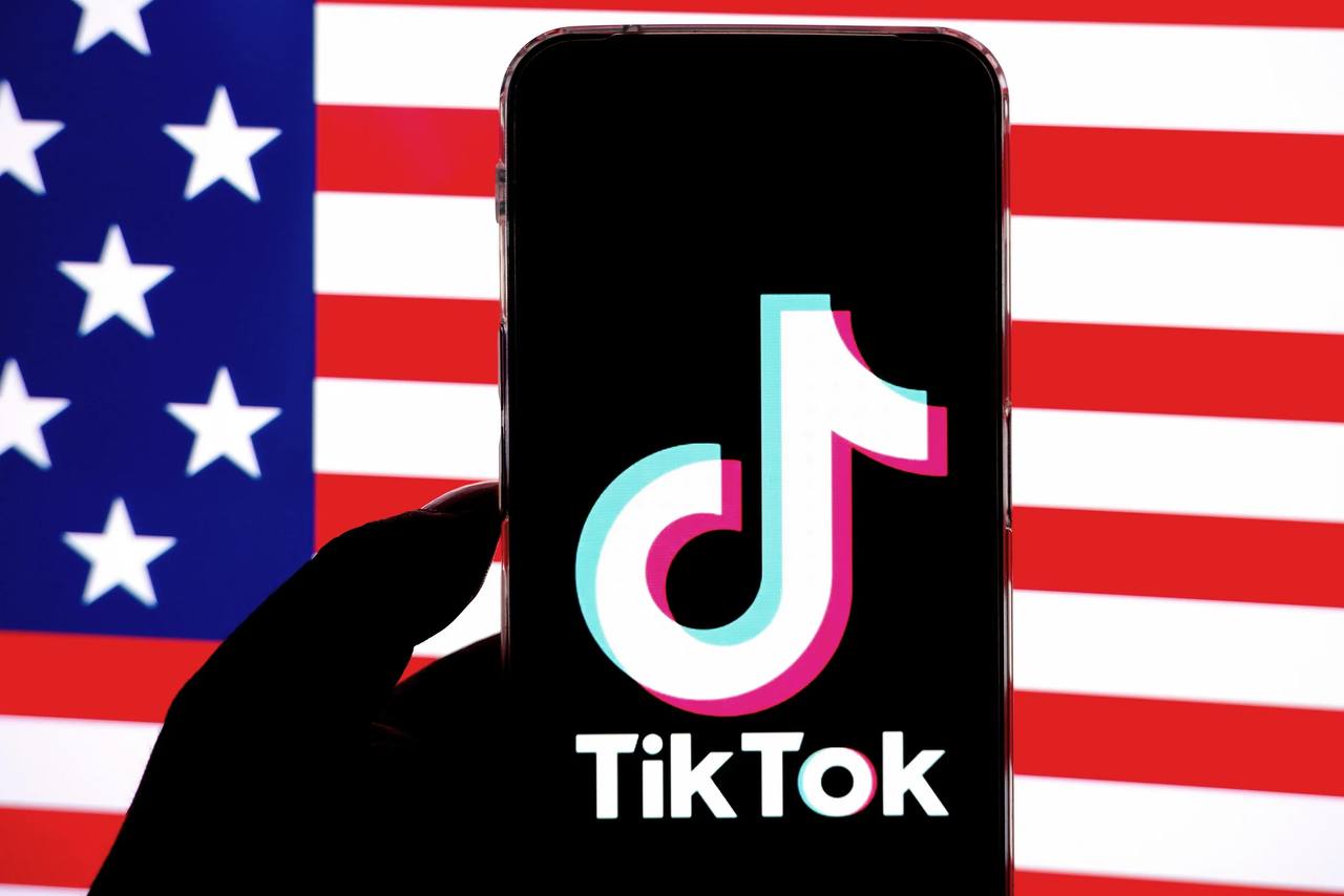 TikTok в сегодняшнем судебном заявлении предупредил, что американские малые предприятия и создатели социальных сетей потеряют 1,3 млрд долл. дохода и прибыли всего за один месяц, если популярное приложение будет фактически закрыто в Соединенных Штатах 19 января.