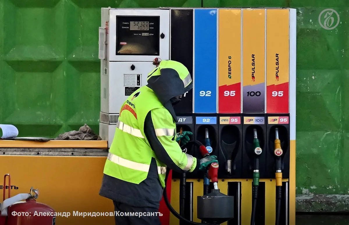 В правительстве решили не продлевать мораторий на обнуление топливного демпфера после 1 мая хотя ранее в этом месяце склонялись к сохранению меры вплоть до конца года Согласно данным Минфина по итогам 2025 года нефтекомпании получили из бюджета по топливному демпферу 881 8 млрд руб в январе 2026 го 16 9 млрд руб В феврале и марте нефтекомпании направили в бюджет 18 8 млрд руб и 15 млрд руб соответственно Положение нефтекомпаний улучшилось из за роста мировых цен в связи с ближневосточным конфликтом а стоимость нефтепродуктов на внутреннем рынке остается стабильной отмечают аналитики Подписывайтесь на Ъ в Telegram в MAX Оставляйте бусты