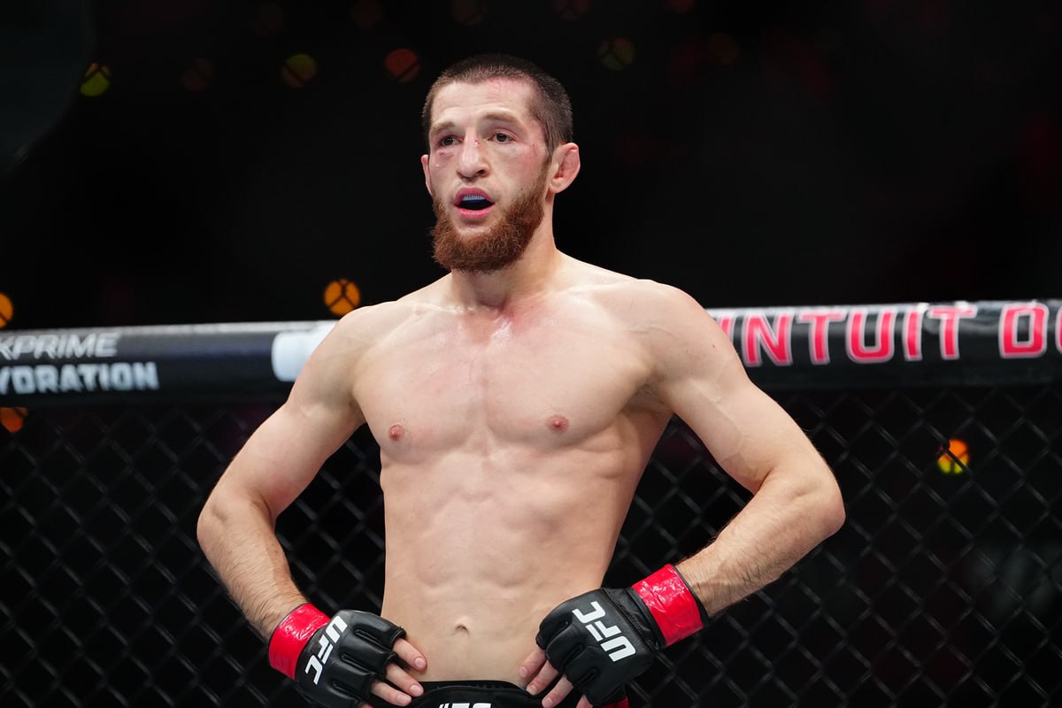 Уланбеков выиграл четвертый подряд бой в UFC Российский боец Тагир Уланбеков победил казахстанца Азата Максума на турнире UFC в Баку. Поединок продолжался все три раунда, по итогам которых судьи отдали победу россиянину единогласным решением — 29–28, 30–27, 30–27. На счету 33-летнего Уланбекова 17 побед и два поражения в ММА, он выиграл четвертый бой подряд. У 30-летнего Максума теперь 15 побед и два поражения. До этого поединка Уланбеков занимал 12-е место в рейтинге UFC в наилегчайшем весе. В главном поединке турнира в Баку сразятся бывший чемпион UFC в полутяжелом весе Джамал Хилл и Халил Раунтри. Global Look Press Подписаться на «РБК Спорт»