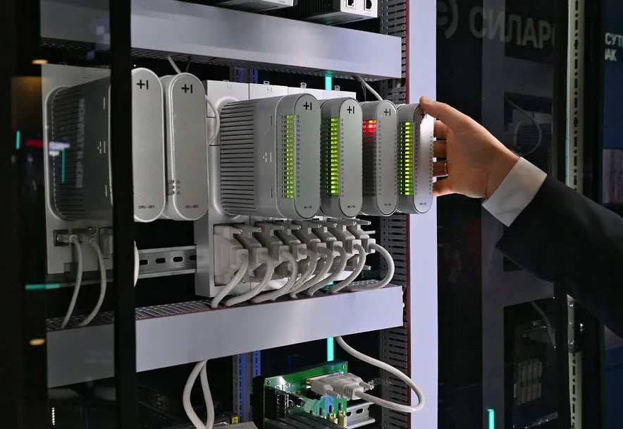 На программу развития искусственного интеллекта в Татарстане до 2030 года направят около 5 млрд рублей Средства планируется распределять по четырём ключевым направлениям создание инфраструктуры подготовка кадров отраслевая специализация и научные исследования Подробнее о реализуемых проектах в сфере цифровизации в Татарстане в материале Роботам готовят базу Фото Коммерсантъ Игорь Иванко kommersantkazan