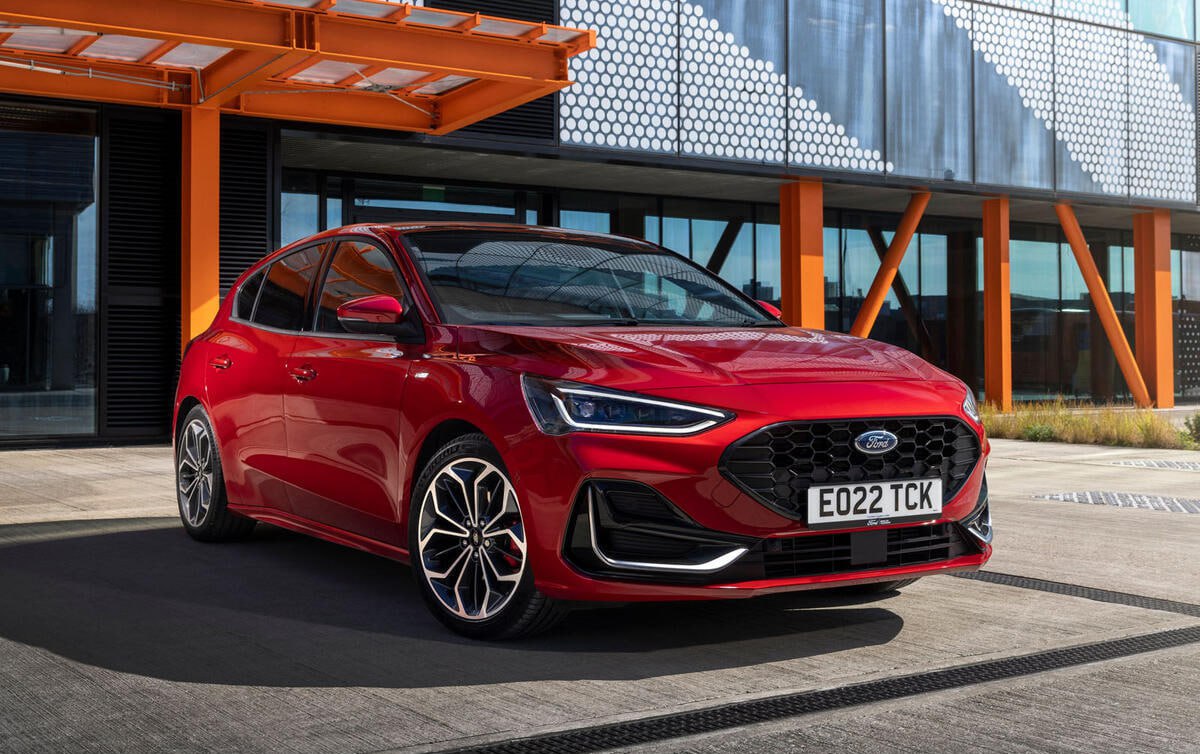 Ушла эпоха легендарный Ford Focus сняли с производства спустя 27 лет и преемника у него не будет Решение свернуть серию приняли в рамках стратегии по электрификации еще в 2022 Кроме того в руководстве концерна посчитали что кроссоверы и внедорожники пользуются большей популярностью и стабильнее продаются поэтому тратить силы на Focus не стоит Последние годы модель собирали на заводе в Саарлуисе в Германии но сегодня конвейер остановили