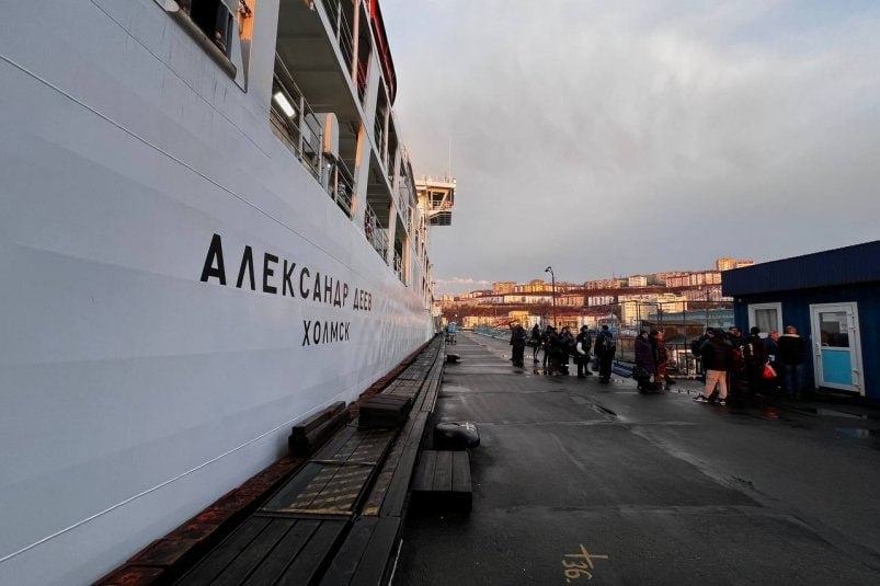 17000 пассажиров, 648000 тонн грузов: итоги морских перевозок в Сахалинской области Наибольший объем грузопассажирских перевозок за первое полугодие 2025 обеспечила паромная переправа "Ванино — Холмск". На линии "Ванино — Холмск" работают три дизель-электрохода типа "Сахалин" и теплоход "Александр Деев". С января по июнь через паромную переправу перевезено почти 10 тысяч пассажиров и около 637 тысяч тонн грузов. Объем перевозок в первом полугодии сохранился на уровне аналогичного периода прошлого года. На линии "Корсаков — Курилы" за шесть месяцев перевезено более 6 тысяч пассажиров и свыше 8 тысяч тонн грузов, а на линии "Петропавловск-Камчатский — Северо-Курильск" — более 1,1 тысячи пассажиров и около 2 тысяч тонн грузов. Фото: минтранс Сахалинской области SakhalinMedia Прислать новость