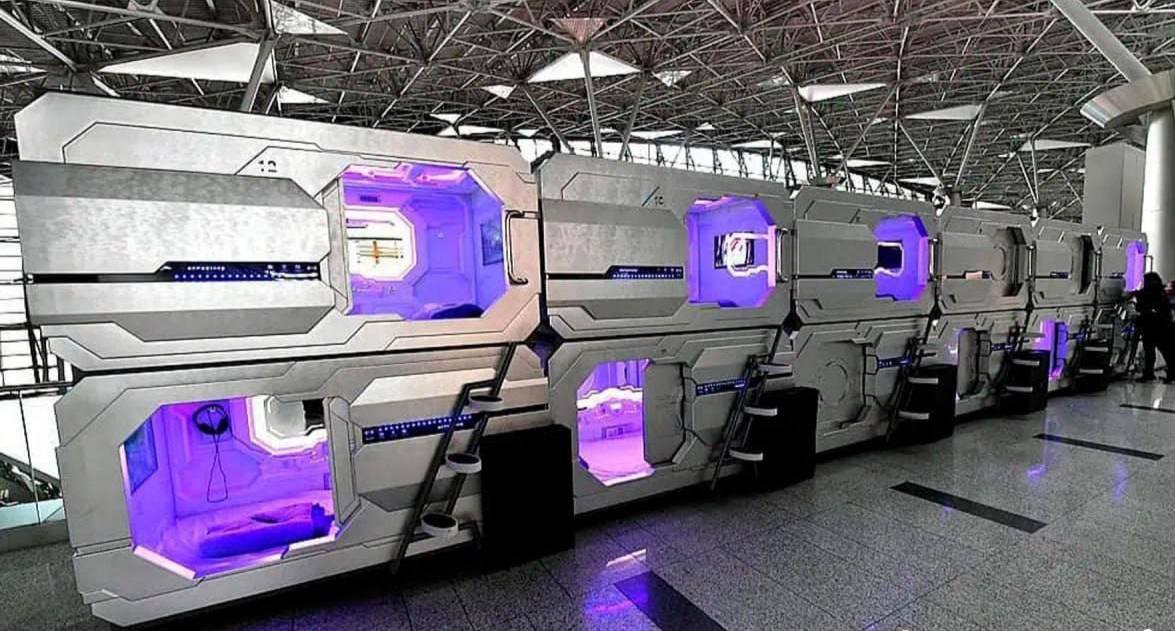 Девушка застряла в капсуле отеля во Внукове перед рейсом В самый неподходящий момент дверь капсулы заклинило девушка сидит внутри уже 1 5 часа а до вылета осталось меньше часа Изнутри доносятся крики у девушки может начаться приступ клаустрофобии Сотрудники аэропорта ничем не могут помочь застрявшей пишет Mash banki oil