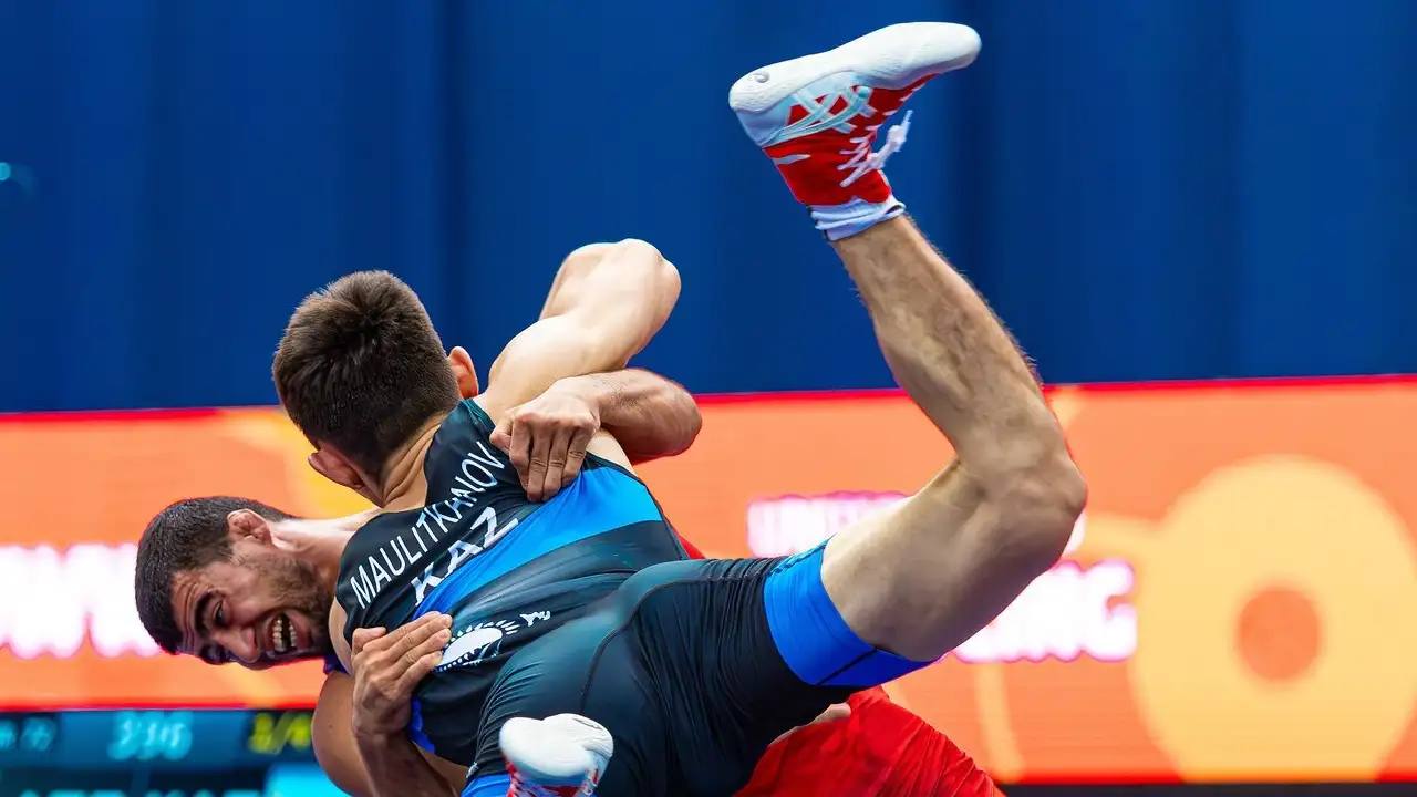 Казахстанский борец выиграл два поединка на чемпионате мира с общим счётом 17 0 подробности Однако не стоит радоваться раньше времени Стало известно какого результата на чемпионате мира по борьбе до 23 лет в сербском Нови Саде уже добился казахстанский классик Мерей Маулитканов начавший сегодня там своё выступление Он в 72 кг пока идёт без поражений В 1 8 финала астанчанин уничтожил болгарина Сергея Стоева 8 0 а в 1 4 финала так же легко разобрался с турком Эреном Улку 9 0 Как итог 1 2 Напомним что на ЧМ среди взрослых Маулитканов занял пятое место Досье Мерея Маулитканова от sportarena kz Возраст 22 года Регион Астана Достижения бронзовый призёр чемпионата мира среди кадетов 2018 финалист чемпионата Азии до 15 лет 2018 бронзовый призёр чемпионата Азии до 20 лет 2023 победитель чемпионата Азии до 23 лет 2024 Мастер спорта Республики Казахстан Мастер спорта международного класса Положение в мировом рейтинге 6 е место 33 520 очков t me SPORTARENAKZ