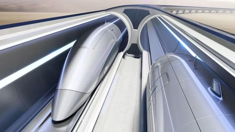 В Италии начнется строительство трассы для Hyperloop В Италии, в регионе Венето, в ближайшее время начнется строительство испытательного участка Hyperloop протяженностью 10 км между Падуей и Венецией. Проект прошел технико-экономическое обоснование и получил одобрение для запуска тестовой фазы. Об этом сообщило издание Newsweek. Строительство будет реализовано в рамках проекта Hyper Transfer Hyperloop, начатого в 2013 году. Планируется, что поезда на трассе смогут развивать скорость до 1200 км/ч. Проект реализует консорциум из четырех компаний: американская HyperloopTT, итальянский инженерная компания Webuild, аэрокосмический концерн Leonardo и инфраструктурный оператор Hyperloop Italia. Планируется, что испытания на 10-километровом участке продлятся несколько лет. По крайней мере часть инфраструктуры планируется ввести в эксплуатацию к 2030 году. Трасса будет адаптирована как под пассажирские, так и под грузовые перевозки. В Европе, кроме Италии, проект Hyperloop реализуется также в Нидерландах. Его строит голландская компания Hardt Hyperloop. В апреле прошлого года она объявила о завершении создания испытательной инфраструктуры со всеми необходимыми технологиями вакуумной трубы Hyperloop. Для прохождения испытаний в голландском Вендаме была построена вакуумная труба длиной 420 метров. В сентябре Европейский центр вакуумного транспорта в Нидерландах провел первый тестовый запуск вакуумного поезда по трубе, разогнав его до 30 км/ч. Фото: HyperloopTT
