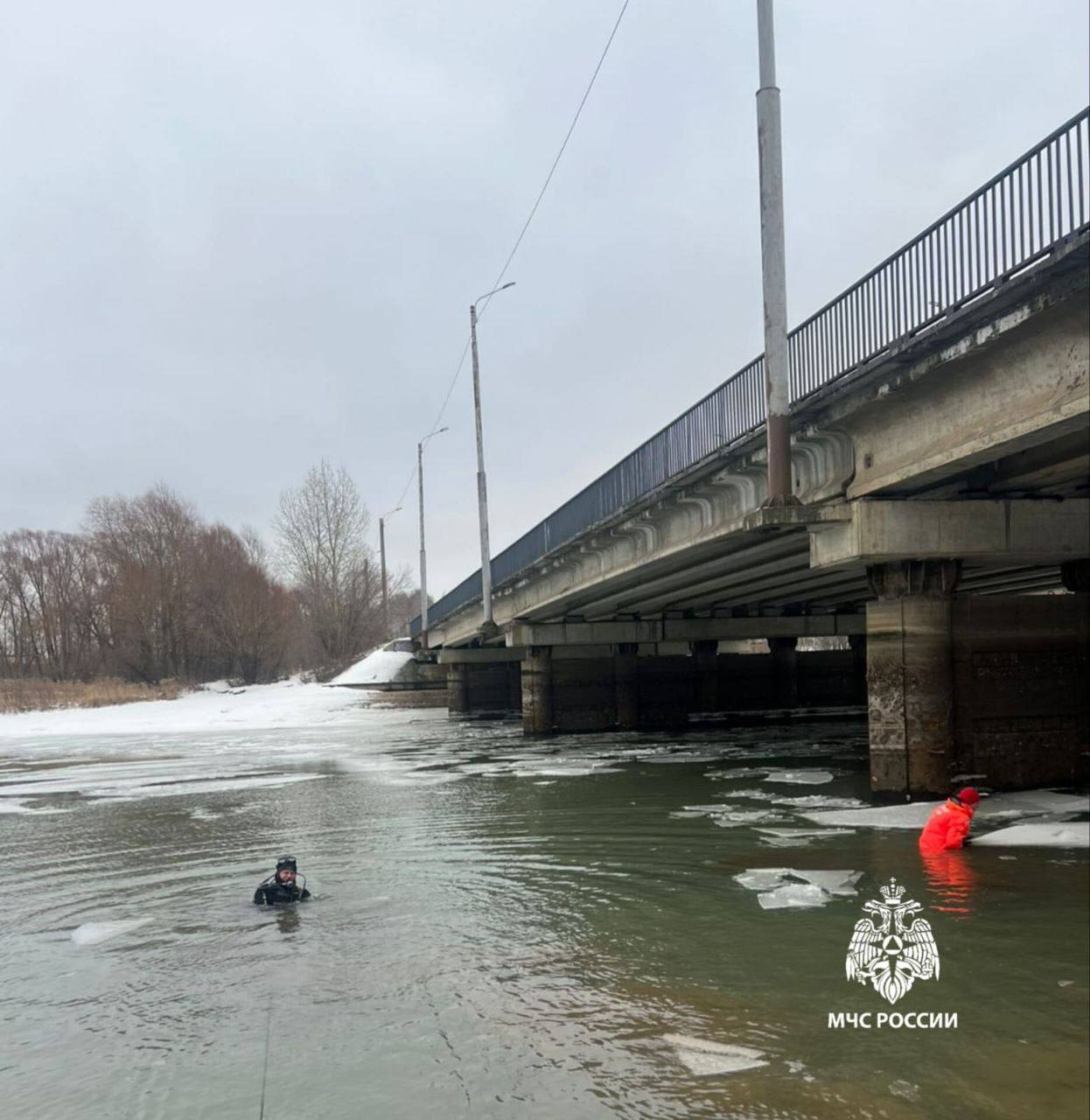 В Татарстане нашли тело лыжника, который пропал неделю назад  Сегодня водолазная группа спасателей Поисково-спасательной службы РТ при МЧС РТ нашла тело 44-летнего мужчины, который пропал 3 января во время лыжной прогулки по реке Казанка в районе нижнего моста третьей транспортной дамбы в Казани.   Тело мужчины нашли на месте промоины в 50 метрах от берега.  Как рассказали в ГУ МЧС России по РТ, погибший лыжник не заметил припоршенную свежим снегом промоину и провалился под лëд.   Подпишитесь: