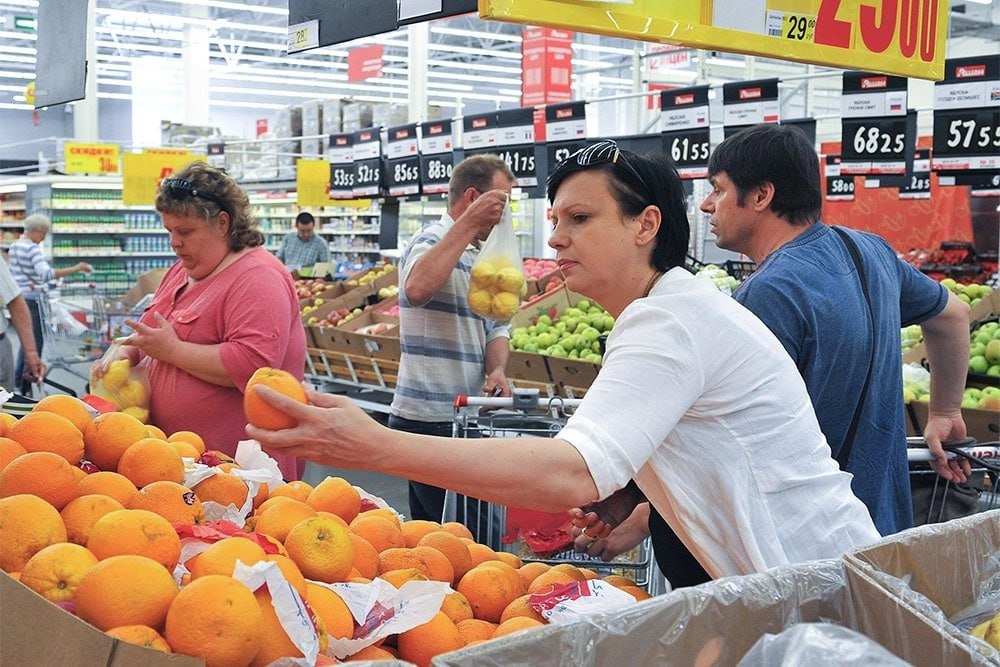 В магазинах появятся фрукты с улучшенными характеристиками: Что это такое  В России утвержден ГОСТ для свежих фруктов с улучшенными характеристиками: без синтетических удобрений и других опасных веществ. Он заработает с июня 2026 года.  ГОСТ распространяется на свежие семечковые и косточковые фрукты с улучшенными характеристиками, предназначенные для потребления в свежем виде или для промышленной переработки.  В их числе - яблоки, груши, айва, абрикосы, вишня, персики, нектарины, сливы, черешня, алыча. Продукция, соответствующая нормативам, сможет получить маркировку "Зеленый эталон", подтверждающую отсутствие вредных химических веществ.  Чем фрукты с улучшенными характеристиками будут отличаться от обычных продуктов - узнайте на сайте