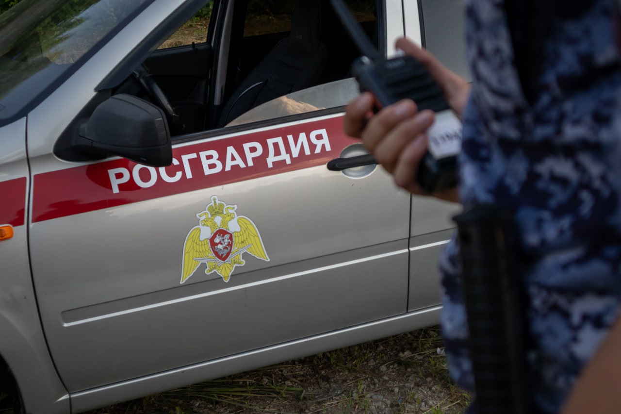 В Анапе росгвардейцы задержали мужчину по подозрению в краже велосипеда  Наряд Росгвардии выявил 33-летнего местного жителя, который несколько дней назад на улице Шевченко похитил оставленный без присмотра велосипед стоимостью 40 тысяч рублей.   Получив информацию о местонахождении злоумышленника, сотрудники вневедомственной охраны проследовали на улицу, где его зафиксировала интеллектуальная система видеонаблюдения «Купол». Прибывшие на место правоохранители заметили мужчину, приметы которого совпадали с разыскиваемым. При виде патрульного автомобиля он предпринял безуспешную попытку скрыться, побежав в сторону городского пляжа.   Для дальнейшего разбирательства анапчанина передали полицейским.  #Росгвардия #Кубань #Анапа