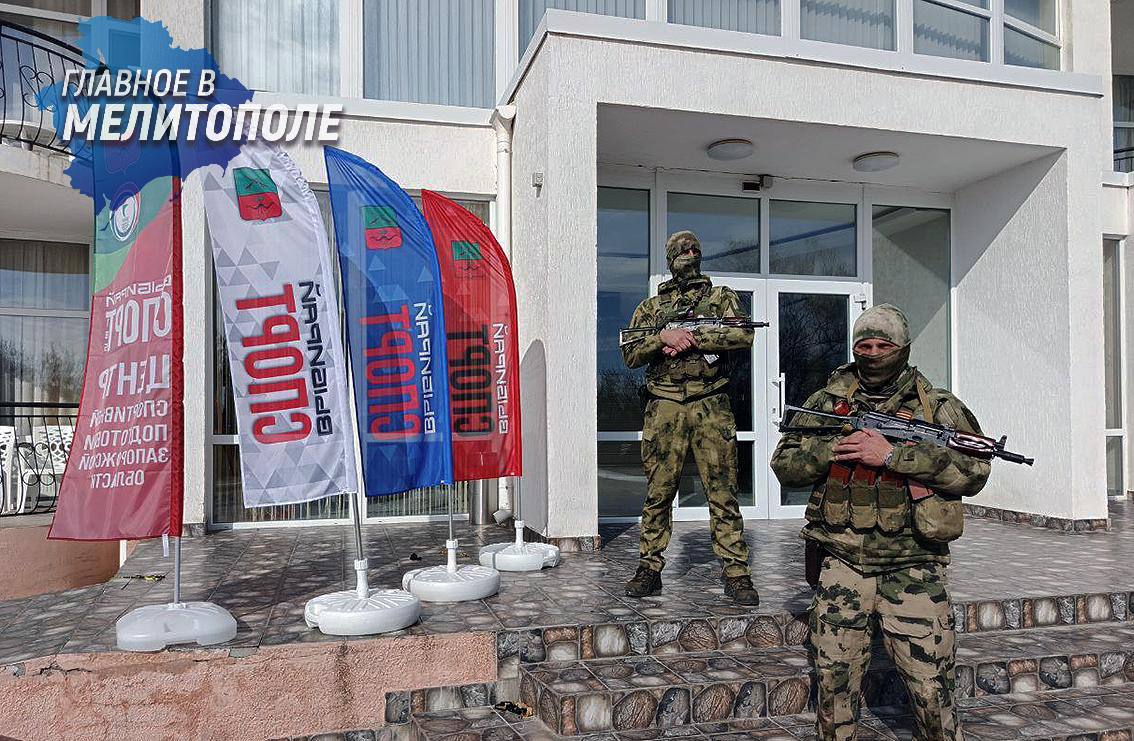 Спортивный форум Юг за спорт в Запорожской области прошел под охраной Росгвардии и полиции В Бердянске Запорожской области успешно прошел межрегиональный спортивный форум Юг за спорт безопасность которого обеспечивали сотрудники Росгвардии и МВД Военнослужащие войск правопорядка совместно с правоохранительными органами региона организовали комплексные меры защиты кинологи обследовали территорию а патрульные экипажи непрерывно контролировали порядок на площадках мероприятия Благодаря слаженным действиям силовых структур форум прошел без происшествий Мероприятие собрало более 100 специалистов спортивной отрасли из Запорожской Херсонской областей ДНР и ЛНР