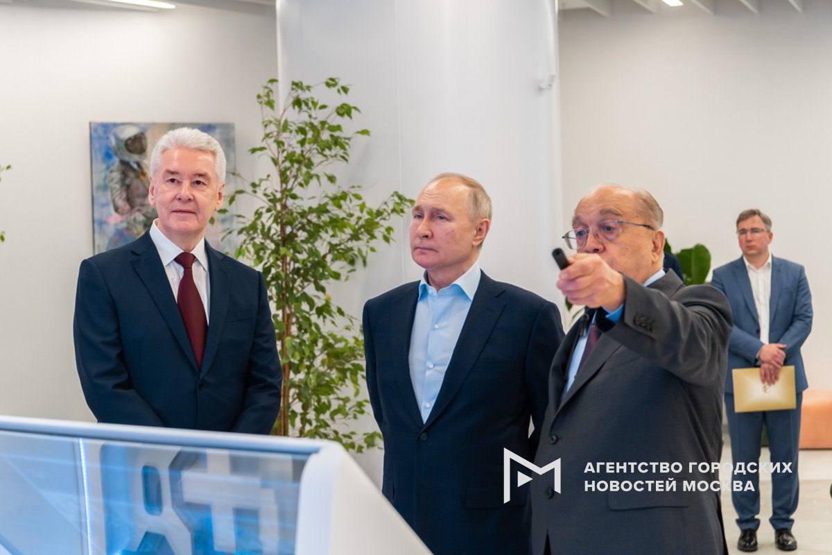 Сергей Собянин объявил о старте отбора резидентов новых кластеров научно-технологической долины МГУ «Воробьевы горы». Продолжаем формировать в столице инновационную инфраструктуру мирового уровня. В 2023 году открылся флагманский кластер «Ломоносов», где сейчас работает 76 технологических компаний. На территории ИНТЦ МГУ «Воробьевы горы» город построит еще два кластера общей площадью свыше 100 тыс. кв. м. Мэр отметил, что на размещение могут претендовать компании, занимающиеся наукоемкими проектами в приоритетных для страны направлениях. Предпочтение отдадут командам, которые активно инвестируют в НИОКР и работают в плотной кооперации с вузами. Будущие резиденты получат особый правовой режим, налоговые льготы и доступ к научно-исследовательской, образовательной базе МГУ. «Москва»