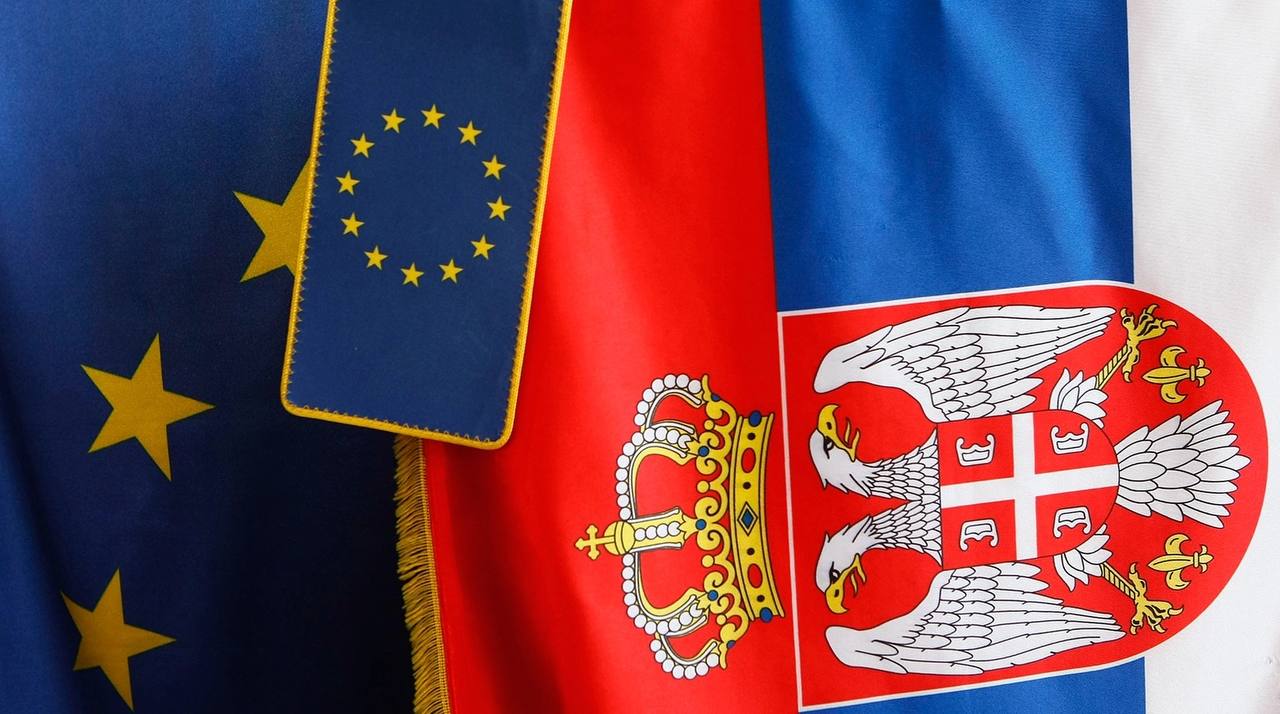 КАК ЭТО МИЛО, НЕ ПРАВДА ЛИ? Сербия поддержит санкции против РФ при гарантии вступления в Евросоюз.    Сербия выразила готовность поддержать санкции Европейского союза против России, однако при условии, что членство республики в ЕС станет практически гарантированным. Об этом заявил министр по вопросам европейской интеграции страны Неманья Старович в интервью австрийскому изданию Der Standard.  По словам чиновника, Белград сможет пойти на такой шаг только за несколько месяцев до возможного вступления в Евросоюз. Он напомнил, что Сербия с самого начала недвусмысленно осудила конфликт на Украине, но подчеркнул: нынешнее введение рестрикций против Москвы, по мнению Белграда, не окажет существенного влияния на Россию, зато нанесет серьезный ущерб сербской экономике.  Старович подчеркнул, что без четких и своевременных гарантий о принятии страны в ЕС Сербия не намерена присоединяться к санкционной политике.  Как это мило, не правда ли? Торг как на базаре.