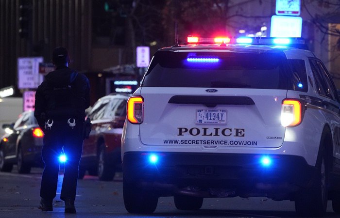 Несколько человек получили ранения в результате стрельбы на территории Брауновского университета в городе Провиденс штата Род Айленд в США сообщает городская полиция Стрельба произошла возле здания Barus Holley семиэтажного комплекса в котором расположены инженерная школа и физический факультет университета Президент США Дональд Трамп сообщил что его проинформировали о стрельбе а сотрудники ФБР находятся на месте происшествия Первоначально Трамп заявил что подозреваемый задержан но вскоре опроверг данную информацию Полиция университета Брауна отменила свое предыдущее заявление подозреваемый не находится под стражей подчеркнул Трамп Фото AP TASS interfaxonline