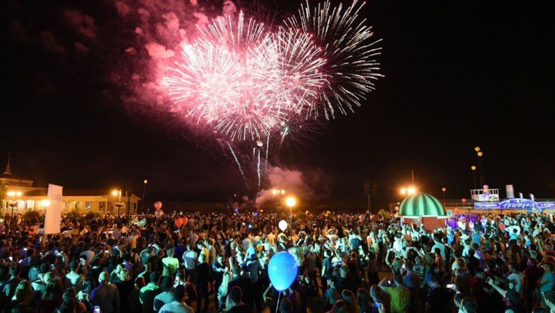 Что раздражает россиян в новогоднюю ночь результаты опроса Исследование SuperJob показало что чаще всего россиян в новогоднюю ночь раздражают громкие залпы петард так ответили 18 участников при этом женщины реагируют на шум в два раза острее мужчин 25 против 12 пишет РИА Новости Мужчин больше раздражают скучные телепередачи 8 против 3 женщин Другие неприятности поведение нетрезвых людей 8 однообразие ТВ программ 6 суета в магазинах 2 переедание и недосып по 1 одиночество и быстрое окончание праздника по 1 Ещё 19 пожаловались на общую суету утомлённость и другие мелочи Однако 36 россиян не испытывают раздражения в новогоднюю ночь это рекордный уровень спокойствия за пять лет Астрахань 24 в МАХ