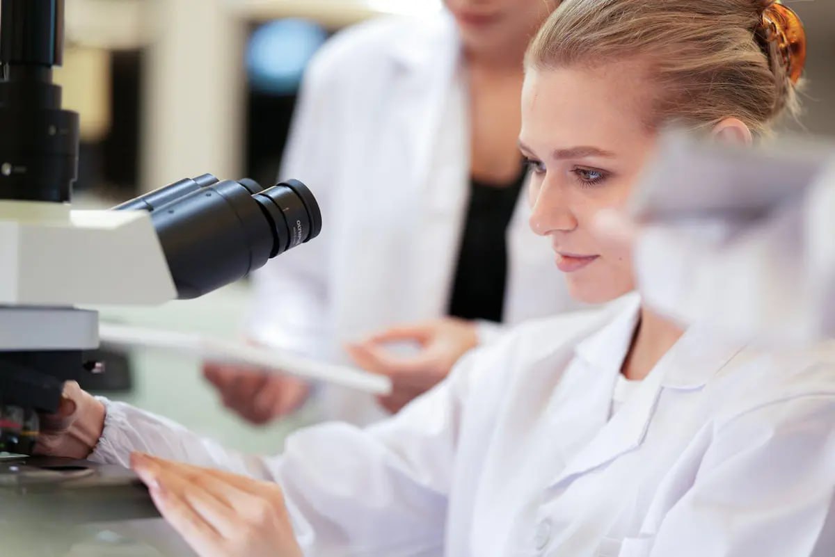 Море помогает На Дальнем Востоке разрабатывают экспресс тест для выявления рака на основе ферментов морских организмов Разработкой занимается команда Передовой инженерной школы Дальневосточного федерального университета совместно с Тихоокеанским институтом биоорганической химии ДВО РАН По словам ученых уникальная тест система будет готова к серийному производству уже через три года Сейчас разработка проходит доклинические испытания а после начнутся клинические Новый метод позволит выявлять опасное заболевание на ранней стадии что даст больше шансов на успешное лечение Мы в МАХ