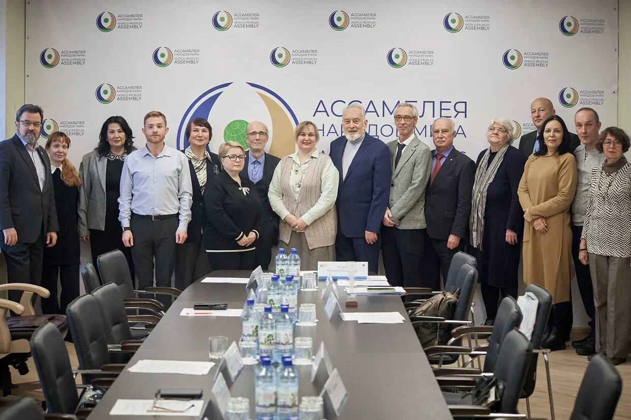 Вспомним всех поименно В штаб квартире Ассамблеи Народов Мира подвели итоги проекта Вспомним всех поименно Московское ополчение посвященного Году 80 летия Победы Главные результаты Создан специальный раздел на медиаплатформе Сеть истории Организована передвижная фотовыставка на 13 площадках Москвы Более 8000 студентов увидели экспозицию Цифры которые говорят сами за себя В московском ополчении участвовало около 180 тысяч человек Выжило не более 20 Восстановлены имена и биографии 2500 ополченцев Среди них представители 21 национальности Потомки 19 ополченцев откликнулись после публикаций Заместитель Генерального секретаря Ассамблеи Народов Мира Валерий Рузин Необходимо восстановить имена людей спасших Москву от немецко фашистских захватчиков Это важно и для нас и для потомков ополченцев которые сегодня живут в 12 странах мира Сохранение исторической памяти одно из важнейших направлений работы Ассамблеи Проект продолжается Ассамблея ВеликаяПобеда ИсторическаяПамять МосковскоеОполчение