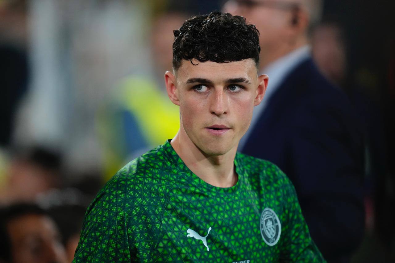 Фоден в ярости из за фейков о смерти сына Игрок уже нанял адвокатов Несколько дней назад появились слухи что у Фила умер сын а дочь больна раком Но всё это неправда Возлюбленная футболиста Ребекка Кук ответила журналистам Я не понимаю как люди могут выдумывать такие вещи Особенно о детях Вся наша семья в порядке спасибо за вашу заботу По данным Daily Mail и близких Фодена игрок очень зол Он хочет привлечь к ответственности всех кто опубликовал эту новость Ужасная ситуация Но главное все здоровы Match TV Jose Breton Getty Images