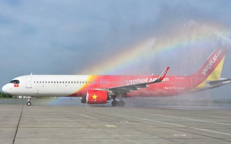 В воскресенье, 15 июня, первый рейс крупной вьетнамской авиакомпании Vietjet Air приземлился в аэропорту Владивосток. «Впервые в истории вьетнамская авиакомпания открывает рейсы из аэропорта Владивосток. Для авиаузла сотрудничество с Vietjet, крупным авиаперевозчиком Вьетнама, имеет стратегическое значение, а новый рейс создаст условия для развития и укрепит туристические связи регионов. Новый рейс на востребованном направлении - результат совместной работы аэропорта, российской туристической компании и авиаперевозчика», - сказал генеральный директор Международного аэропорта Владивосток Денис Чмутов. Vietjet Air будет выполнять рейсы по маршруту Камрань-Владивосток-Камрань два раза в неделю - в четверг и воскресенье - с получасовой техпосадкой во вьетнамском аэропорту Нойбай. Время полета из Владивостока составит 7 часов 55 мин, в обратном направлении - 7 часов 20 минут.