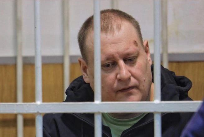 Экс чиновник из Бурятии ушедший на СВО из зала суда вновь окажется на скамье подсудимых До переезда в Забайкалье Виталий Чумаков занимал должность в Управлении капитального строительства правительства Бурятии На новом месте работы он со своими подельниками набрал взяток на сумму свыше 70 млн рублей За это в прошлом году его приговорили к 13 5 годам лишения свободы и к штрафу в размере 65 млн рублей Но тогда экс чиновник отправился на СВО В августе 2025 года он вновь должен был предстать перед законом но принял решение ещё побыть за ленточкой Накануне прокуратура Забайкальского края сообщила что дело в отношении Виталия Чумакова опять передали в суд На сей раз он будет отвечать по обвинению в совершении преступлений по ч 3 ст 286 УК РФ превышение должностных полномочий с причинением тяжких последствий и ч 2 ст 292 УК РФ служебный подлог По версии следствия в 2021 году Служба единого заказчика Забайкальского края в которой он был главным инженером заключил с ООО Электронные системы безопасности госконтракт на строительство очистных сооружений в посёлке Тарбагатай Петровск Забайкальского района Госконтракт был заключён в рамках нацпроекта Экология и регионального проекта Сохранение озера Байкал Виталий Чумаков подписал акты выполненных работ на основании которых необоснованно произведена оплата в сумме 26 млн рублей за трансформаторную подстанцию станцию биологической очистки сточных вод и стеклопластиковую емкость вместо которых установлено не предусмотренное проектно сметной документацией оборудование стоимостью 17 млн рублей