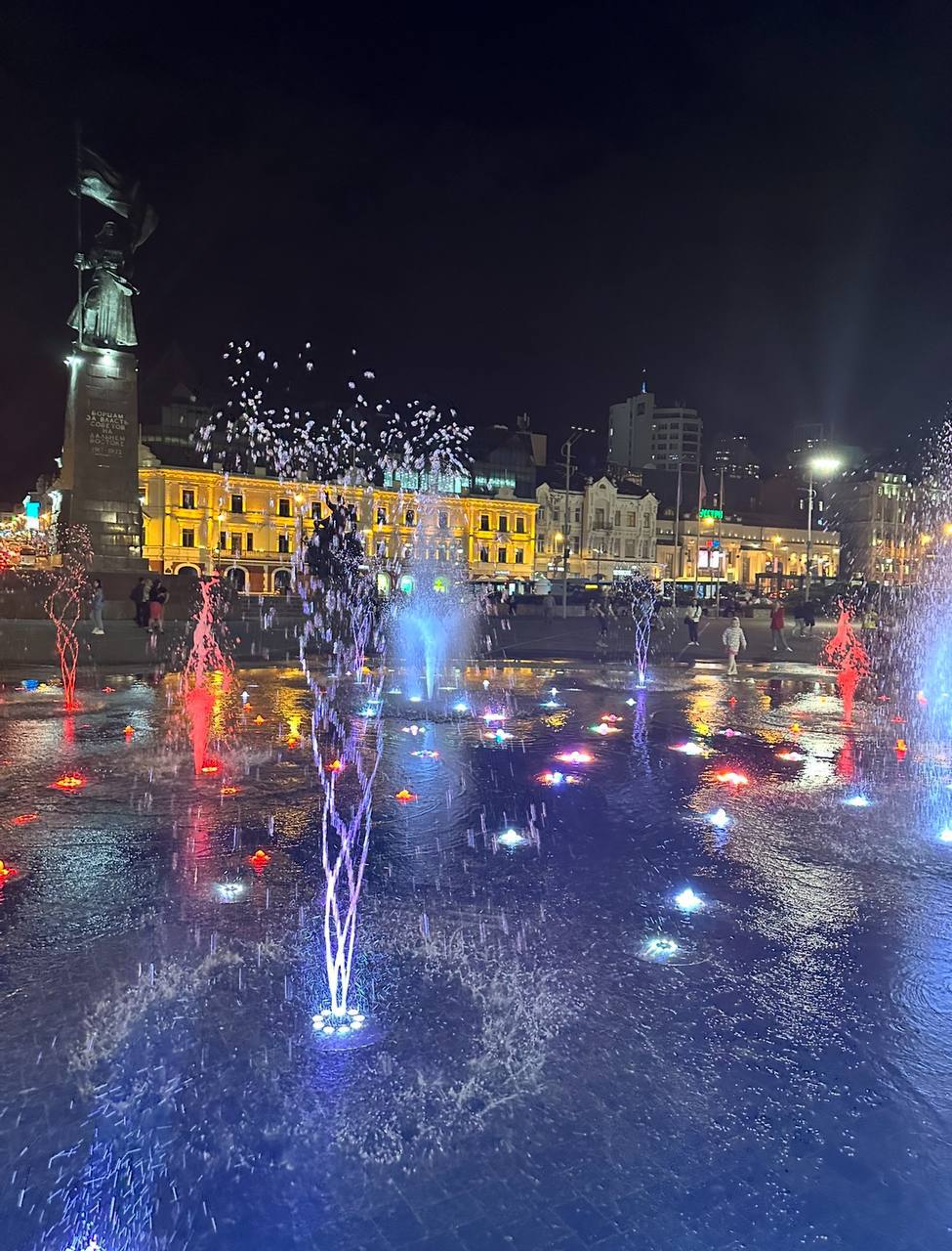 Во Владивостоке на центральной площади вновь заработал сухой фонтан На центральной площади Владивостока официально запущен сухой фонтан, который теперь стал одним из главных украшений города. Его запуск был задержан из-за погодных условий и подготовки к празднованию Дня Победы, хотя система была готова к работе еще 1 мая. Теперь фонтан работает ежедневно: С 8:00 до 20:00 — для детей включен режим с невысокими водяными струями После 20:00 начинается яркое динамичное шоу с музыкальным сопровождением Полюбоваться фонтаном можно будет до 22:30. В администрации города подчеркнули, что система работает без перебоев, как и в прошлом году, и продолжит радовать владивостокцев и гостей города все лето. Фото: