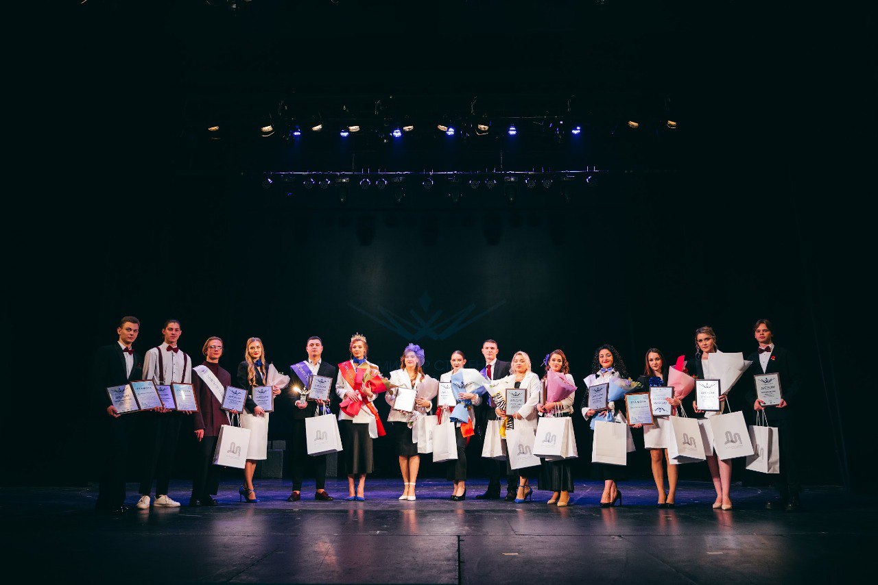 Завершились отборочные этапы регионального конкурса Мисс и мистер студенчество Тамбовской области 2025 Финал состоится 17 ноября в 12 часов на сцене Тамбовского драматического театра Цель конкурса организованного Домом молодежи региона найти поддержать и поощрить талантливых студентов а также раскрыть их творческий потенциал На финальном шоу будут определены Мисс студенчество Тамбовской области 2025 Мистер студенчество Тамбовской области 2025 Вице мисс и Вице мистер А также Мисс и Мистер в номинациях Творчество Спорт Интеллект и Зрительских симпатий Отметим что конкурс проходил среди студентов колледжей и вузов любой формы обучения в возрасте от 16 до 28 лет которые учатся на хорошо и отлично Фото Дом молодежи Тамбовской области Наши новости в МАХ