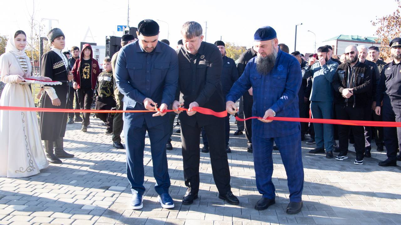 В Гудермесе официально открыли парк имени Главы ЧР Рамзана Кадырова  Парк расположился на территории площадью более 20 тыс м² с центральной площадкой и большой детско-спортивной зоной со скалодромом, воркаутом и игровыми площадками: для детей 2-6 лет и 7-12 лет.   Территорию украсили аллеи, комфортные пешеходные зоны. Парк благоустроен в рамках национального проекта «Жилье и городская среда».  Объект стал победителем Всероссийского конкурса лучших инициатив по созданию комфортной городской среды в малых городах и исторических поселениях. На его реализацию был выделен грант в размере 98 миллионов рублей.  Кроме того, фасады соседних зданий были отреставрированы за счет средств Регионального общественного фонда имени Первого Президента ЧР, Героя России Ахмата-Хаджи Кадырова.