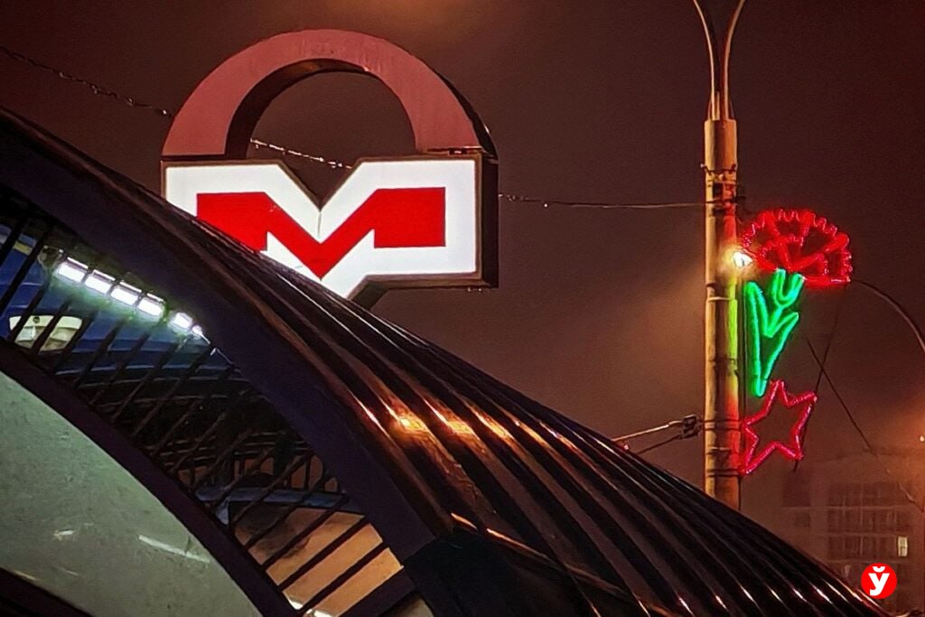 11 февраля в вечерний час пик по техническим причинам машинист высадил пассажиров из поезда на станции метро Фрунзенская   В связи с этим увеличилось время ожидания следующего состава сообщили в пресс службе столичной подземки транспорт Читайте нас в MAX