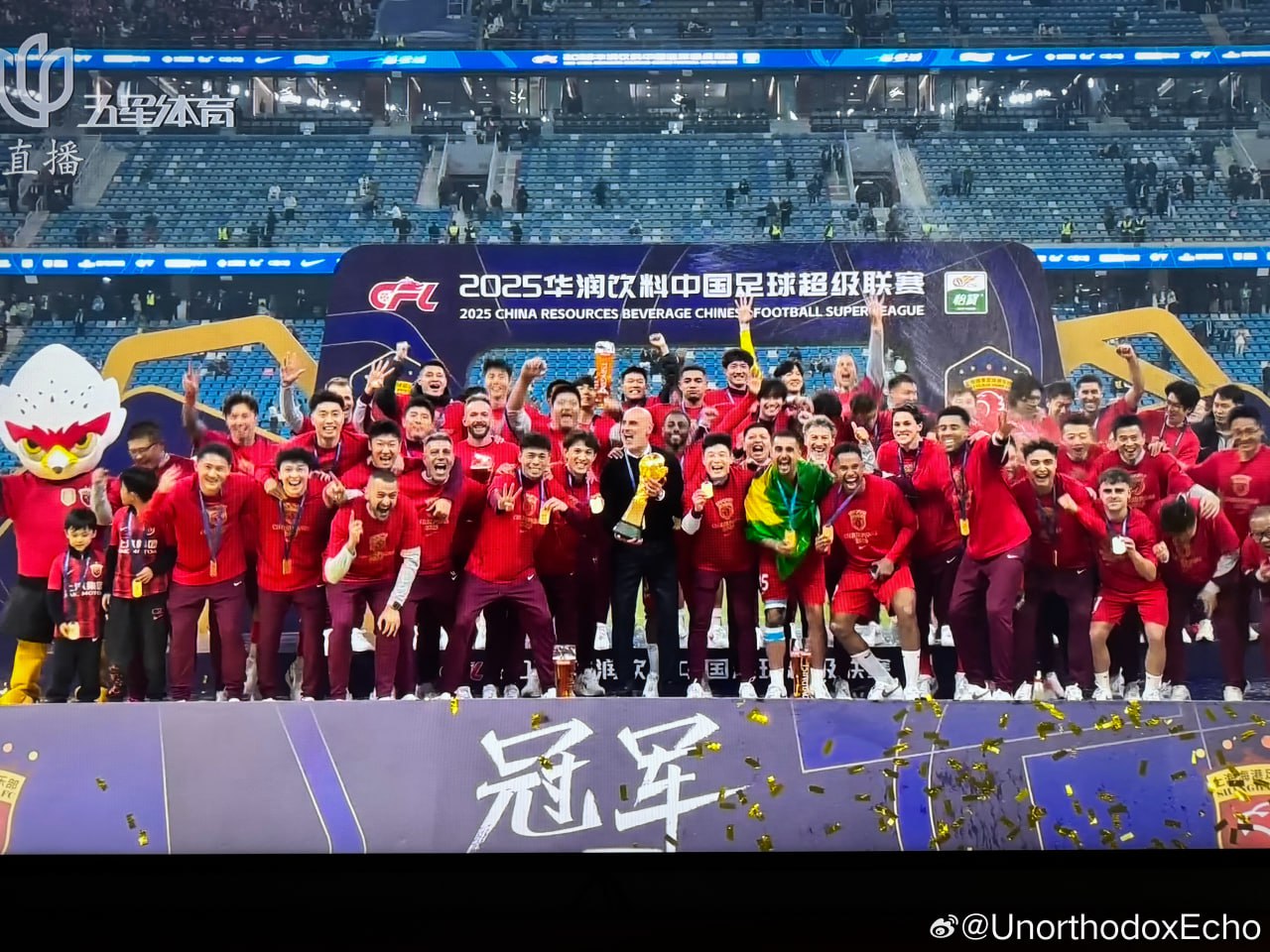 Шанхай Порт чемпион Китая по футболу 2025 года Шанхай Шэньхуа под руководством российского тренера Леонида Слуцкого снова как и год назад занял 2 е место В этом сезоне Шэньхуа считался фаворитом и долгое время команда действительно лидировала в чемпионате но эпидемия травма сказалась на результатах в конце лета осенью Теоретические шансы на победу в турнире сохранялись до последнего тура Шэньхуа выиграл свой матч но все равно уступил по очкам землякам из Порта которые одержали решающую победу на выезде в Даляне Третье место вновь как и в прошлом году заняла команда Чэнду Жунчэн Покинули Суперлигу клубы из Мэйчжоу и Чанчуня Им на смену вышли клубы из Шэньяна и Чунцина Кубок Китая в начале декабря разыграют команды из Пекина и Чжэнчжоу Контракт Леонида Слуцкого с Шанхай Шэньхуа ранее был продлён до конца 2027 года Обо всём интересном в китайском футболе читайте на канале Китайский футбол