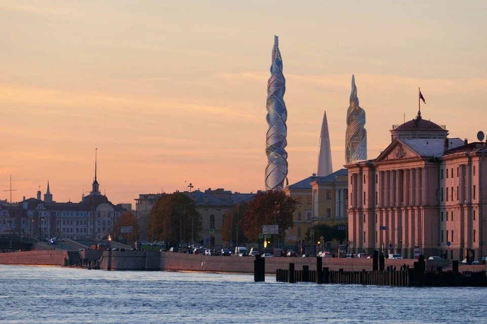 ЮНЕСКО проверяет Петербург грозит ли городу потеря статуса из за новых небоскрёбов В Петербург прибыла делегация ЮНЕСКО впервые за восемь лет Эксперты изучили планы строительства двух новых небоскрёбов в Лахте 703 м и 555 м и инфраструктурных проектов но официальных оценок пока не дают Градозащитники считают что высотки испортят историческую панораму и могут привести к исключению Петербурга из списка ЮНЕСКО Власти же настаивают территория Лахты находится вне охранной зоны и имеет право развиваться как современный деловой центр Читаем подробности это истории здесь protectspb Читай нас в MAX Читай нас в Telegram