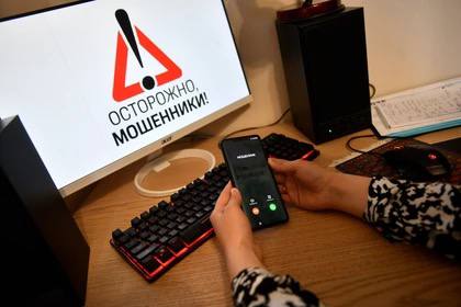Глава Мелитополя предостерег жителей от мошенников Глава Мелитополя Сергей Золотарев предупредил жителей города о мошенниках. Аферисты взломали его личные аккаунты и размещают на них сообщения от его имени. “Прошу всех жителей округа сохранять бдительность: не переходите по подозрительным ссылкам, не передавайте никаких персональных данных и не совершайте платежи по таким запросам”, – сообщил глава города.