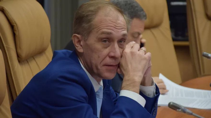 Распиаренный саратовским губернатором институт не справился с психбольницей Сколько успели потратить на проект и куда перенесут больницу Не построенную и даже не спроектированную новую саратовскую психбольницу перенесли из Елшанки Об этом вчера 16 декабря заявил глава областного комитета по реализации инвестпроектов в строительстве Валерий Пруцков Основные параметры лечебного учреждения по его словам изменены В больнице будет не 1 1 тысячи коек как планировалось а 825 Кроме того поменялось местоположение объекта Где именно больницу решено построить чиновник не уточнил Но пока нового здания нет даже на бумаге Сроки строительства не определены денег на нее не поступало разработка проектной документации не завершена уточнил Валерий Пруцков Проектировщик получил 17 5 млн рублей Подрядчику выставлены три претензии за ненадлежащее качество работ на общую сумму 5 2 млн рублей которые он не оплатил Подробнее   t me businessvectorsaratov 1202