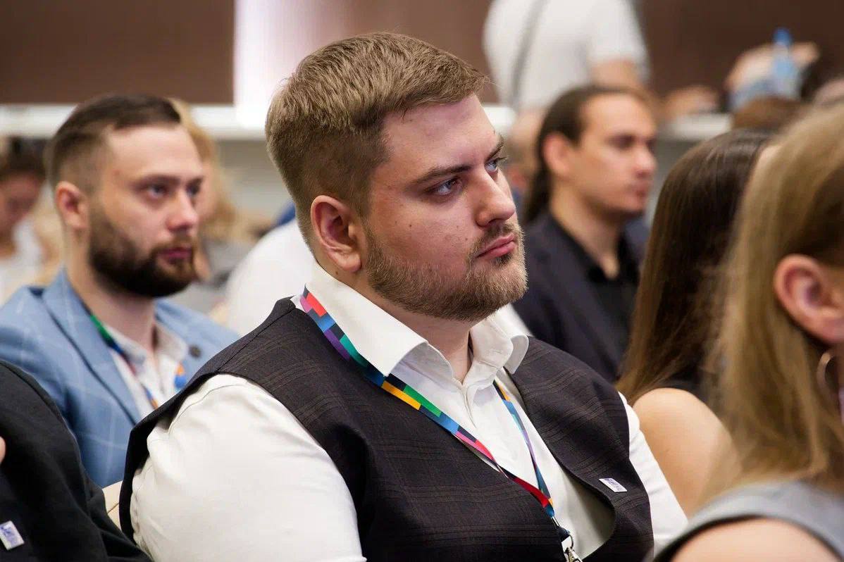 Курсант четвёртого потока Валерий Михайлиди назначен первым заместителем главы администрации Солнечного муниципального района Хабаровского края Два высших образования в сфере государственного и муниципального управления Валерий получил в Университете Правительства Москвы В своей профессиональной деятельности прошел путь от ведущего специалиста в Департаменте городского имущества Москвы до руководителя проектов в транспортном комплексе Реализовывал масштабную программу Мой комфортный двор Ранее занимался крупными городскими проектами включая благоустройство территорий и организацию дорожного движения Участие в программе важный этап становления на госслужбе даже за полгода удалось получить уникальный опыт в сфере развития Дальнего Востока освоить новые подходы к решению стратегических задач региона и конечно существенно расширить свой кругозор А знания и навыки которые я приобрёл за это время помогли сформировать нестандартное мышление которое я применяю в своей работе уже сейчас поделился Валерий Михайлиди