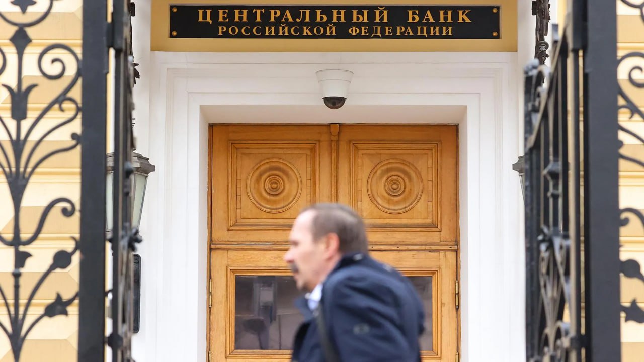 Банк России опубликовал график заседаний совета директоров по ключевой ставке на 2026 год Первое заседание по ставке в следующем году пройдет 13 февраля оно будет опорным то есть будет сопровождаться публикацией среднесрочного макропрогноза комментарием к нему и резюме обсуждения ставки Следующий совет директоров назначен на 20 марта второе опорное заседание пройдет 24 апреля Также заседания назначены на 19 июня 24 июля опорное 11 сентября 23 октября опорное и 18 декабря 2026 года jkinvest news jkinvest