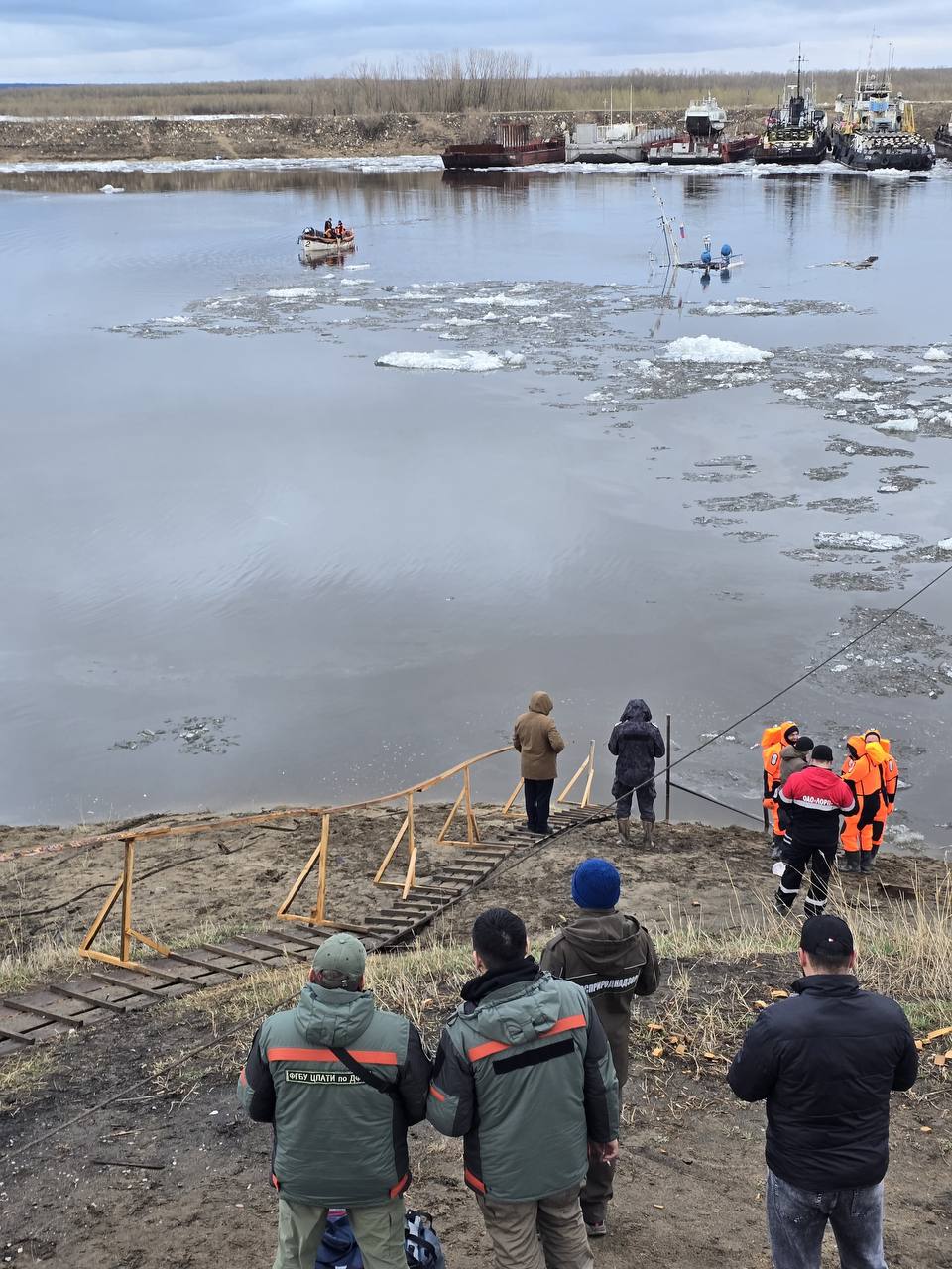 Затонувшее в Жатае судно поднимут на поверхность после паводка Сегодня, 15 мая, в 14:50 по местному времени на территории Жатайского судоремонтного завода лёг на грунт искусственного затона теплоход «Василий Гусев». Судно 1975 года постройки ПАО «ЛОРП» находилось на консервации. На место происшествия выезжала группа Правительства Якутии. Буксир планируют поднять после паводка, а пока его передвинут ближе к берегу. «На буксире отсутствовал плавсостав. ГСМ и топлива тоже не было. Будет составлен план мероприятий по поднятию судна. После прохождения паводка будут приняты меры», - сообщил и.о. министра транспорта и дорожного хозяйства Анатолий Потапов. Работает комиссия с участием представителей Прокуратуры и Следственного комитета. Прибыли представители Росприроднадзора, которые отбирают пробы воды на предмет загрязнения.