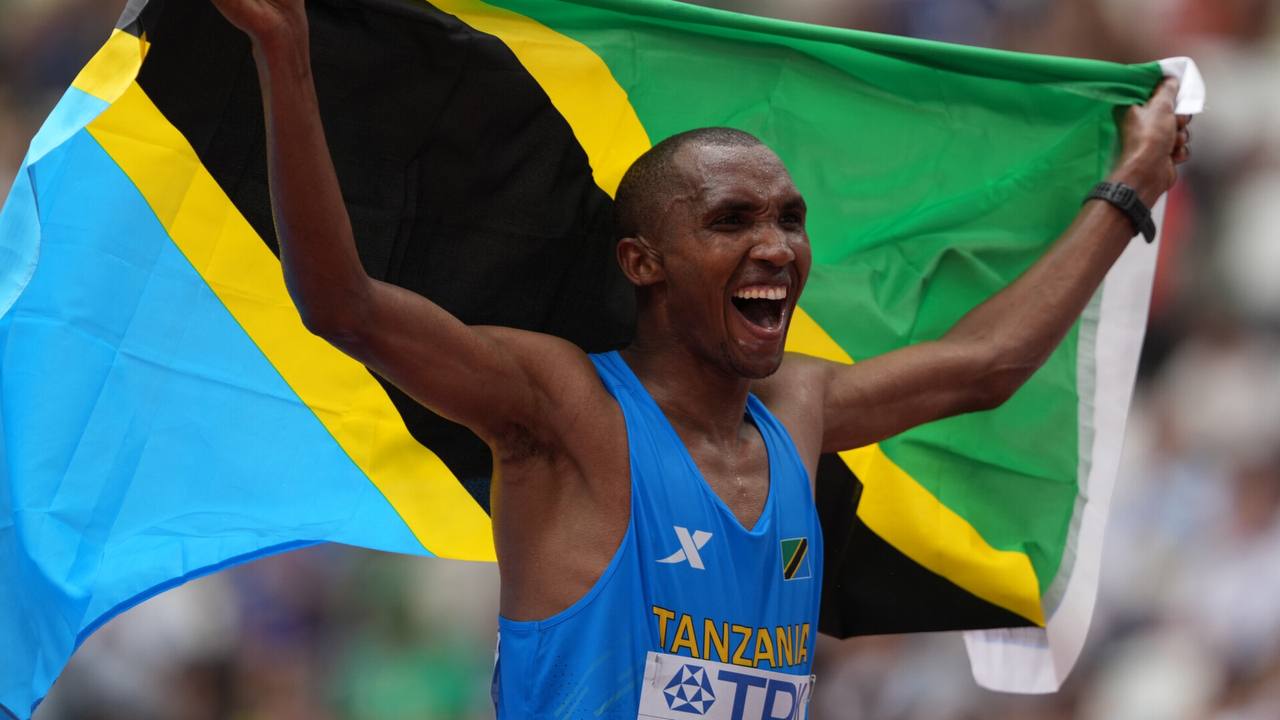 Танзания впервые в истории выиграла золото чемпионата мира по легкой атлетике Легкоатлет Альфонс Феликс Симбу навсегда вписал свое имя в историю спорта Танзании став первым в стране чемпионом мира Его триумф в марафоне на чемпионате мира в Японии стал поистине легендарным лишь фотофиниш смог выявить победителя в невероятном противостоянии с немцем Аманалем Петросом Оба бегуна показали время 2 09 48 но Симбу сумел вырвать победу с преимуществом в 0 03 секунды Как заявил сам спортсмен этот успех стал результатом дисциплины тяжелых тренировок и нежелания сдаваться Бронзовая медаль в забеге досталась итальянцу Илиассу Ауани Реклама Записаться на юридическую консультацию sportivnoepravo