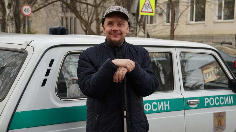 Суд в Красноярском крае освободил от наказания незрячего политзаключенного из Крыма Александра Сизикова О решении Минунсинского городского суда сообщил канал "Тюремный адвокат". В мае 2023 года Южный окружной военный суд в Ростове-на-Дону приговорил Сизикова к 17 годам лишения свободы, признав виновным в "организации деятельности террористической организации" и "подготовке к насильственному захвату власти". В марте 2025 года мужчину увезли из тюрьмы Минусинска на обследование в больницу, где врачи подтвердили, что Сизиков полностью незрячий, и диагностировали гипертонию III степени. Они рекомендовали освободить заключенного. Настоящее Время подробно рассказывало историю Александра Сизикова. Фото: сайт "Крымской солидарности"